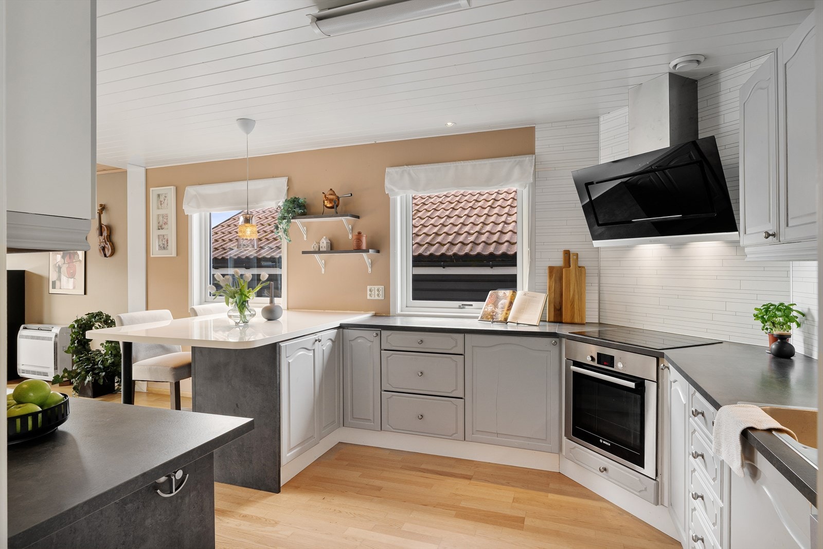 Integrert stekeovn og oppvaskmaskin som følger med i handelen Galleribilde