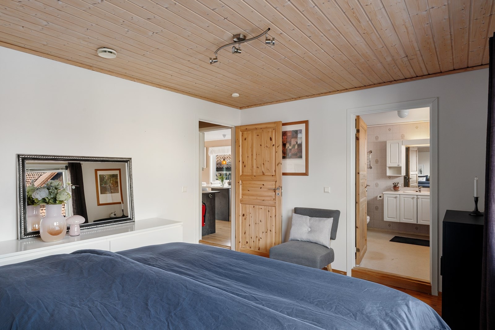 Hovedsoverommet har adkomst til eget bad Galleribilde