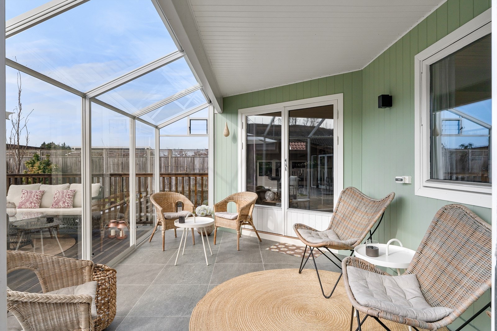 Innglasset vinterhage med skyvedører som kan åpnes og lukkes etter vær og vind Galleribilde