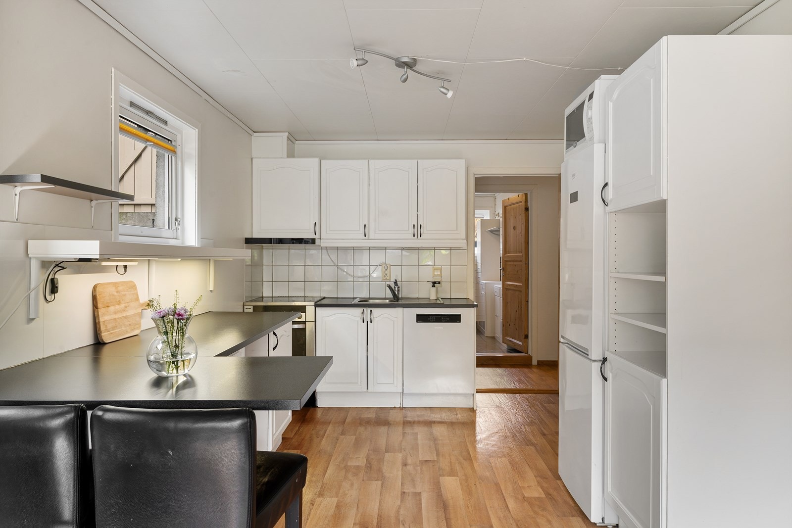 Kjøkken med god skap- og benkeplass. Hvitevarene på kjøkkenet følger med i handelen. Ventilasjonsanlegg m/avtrekk av bad, ny i 2021 Galleribilde