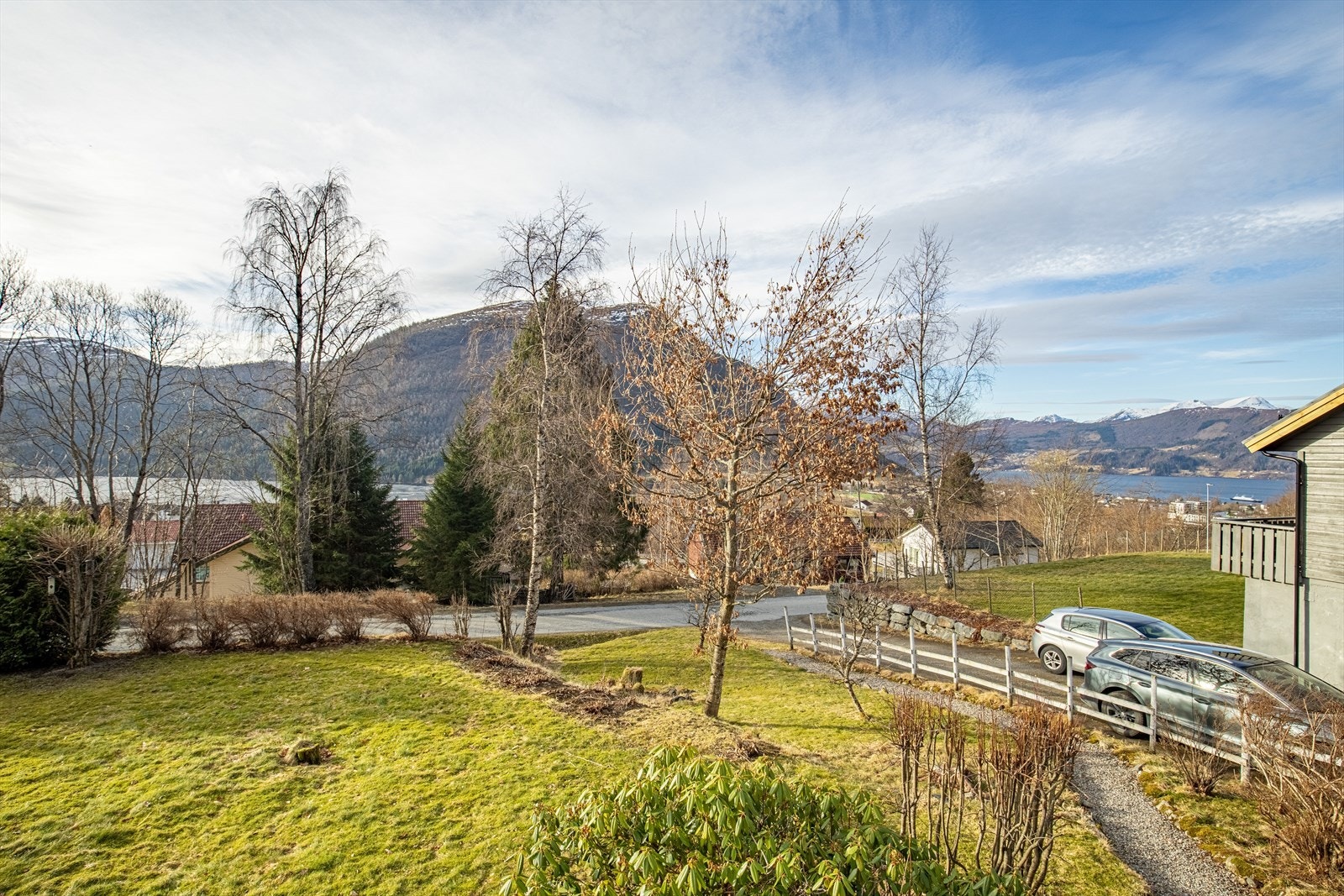 Flott utsikt over fjellene og fjorden Galleribilde