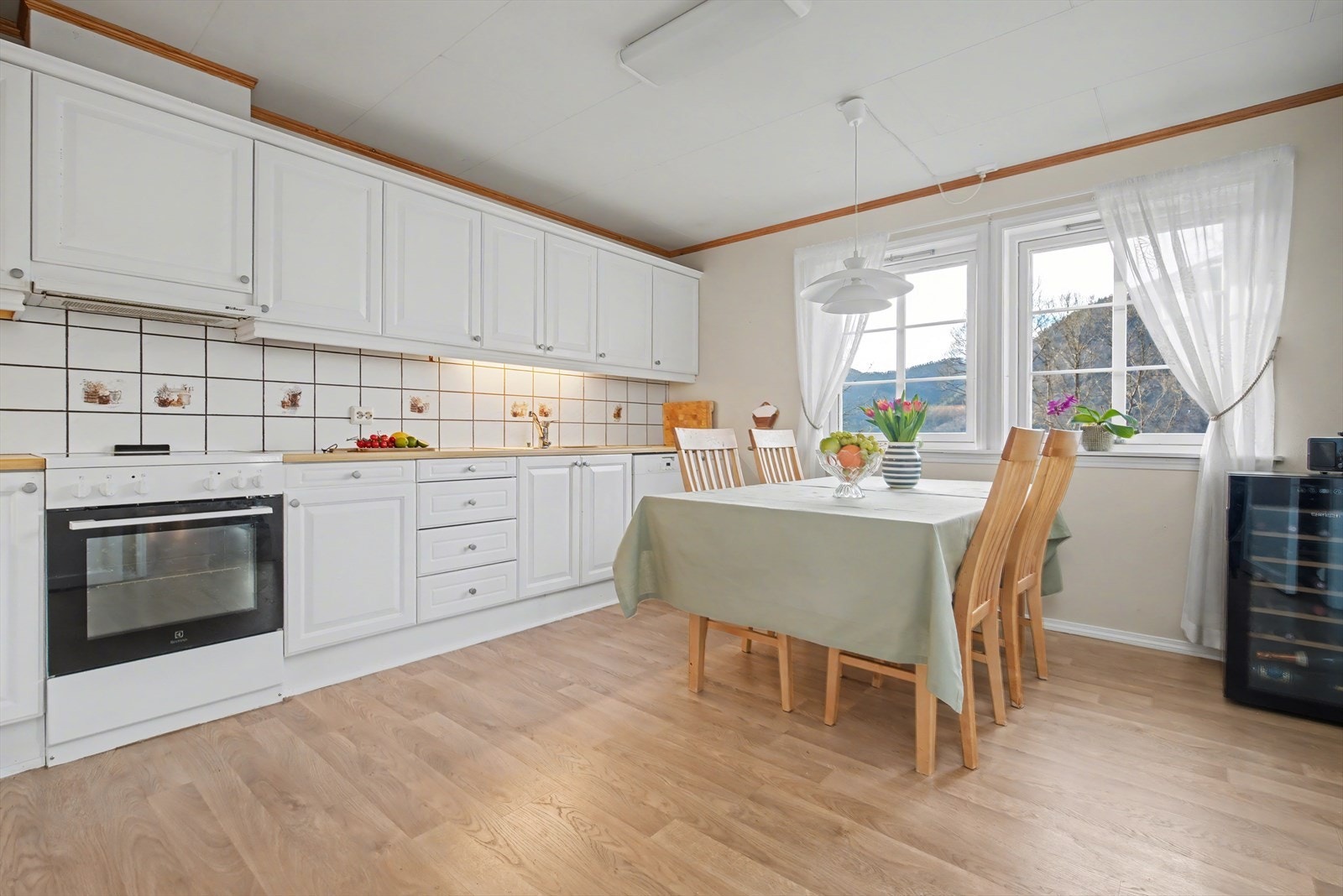 Godt med skapplass og benkeplass Galleribilde