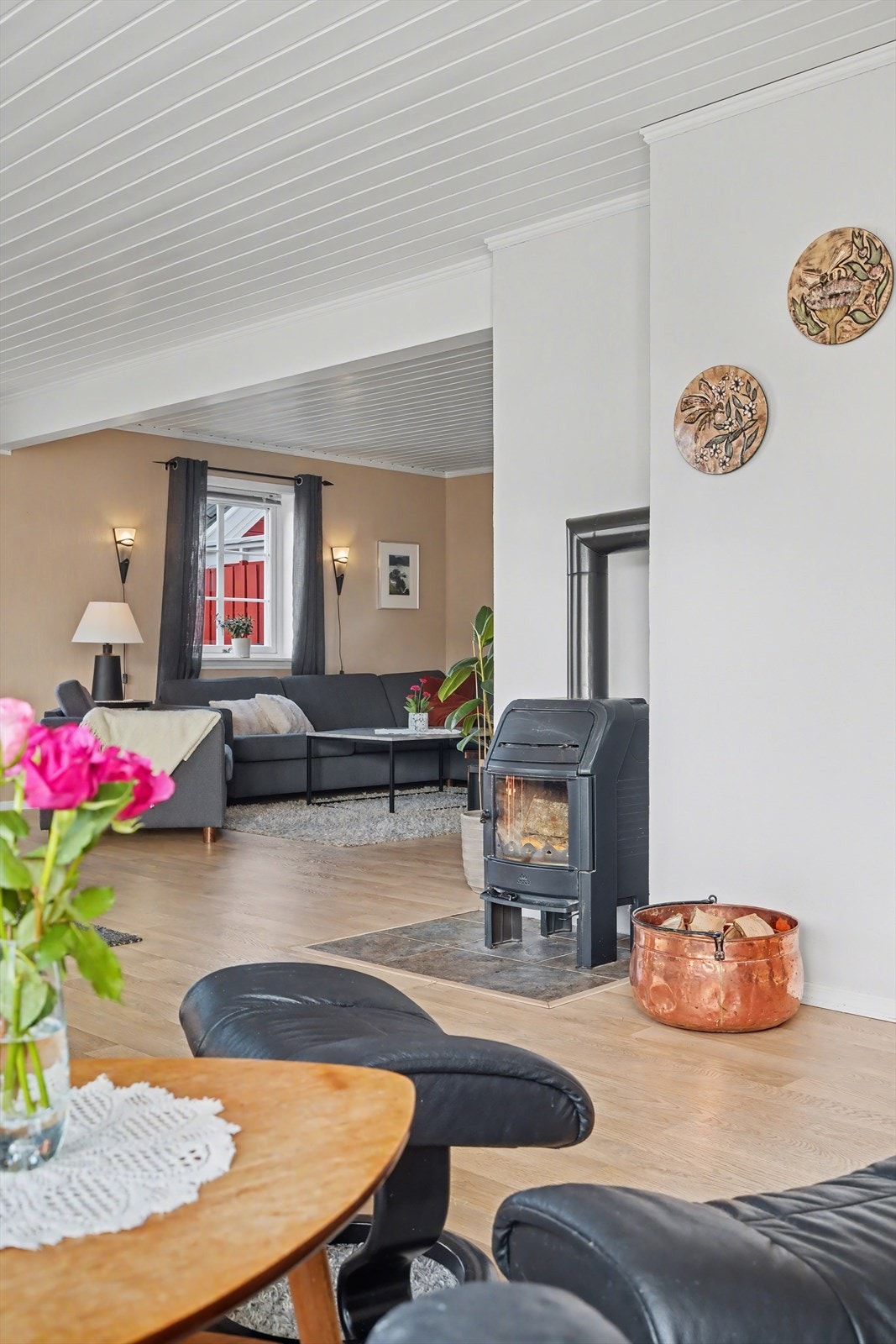 Vedovn og varmepumpe sørger for god varme i boligen Galleribilde