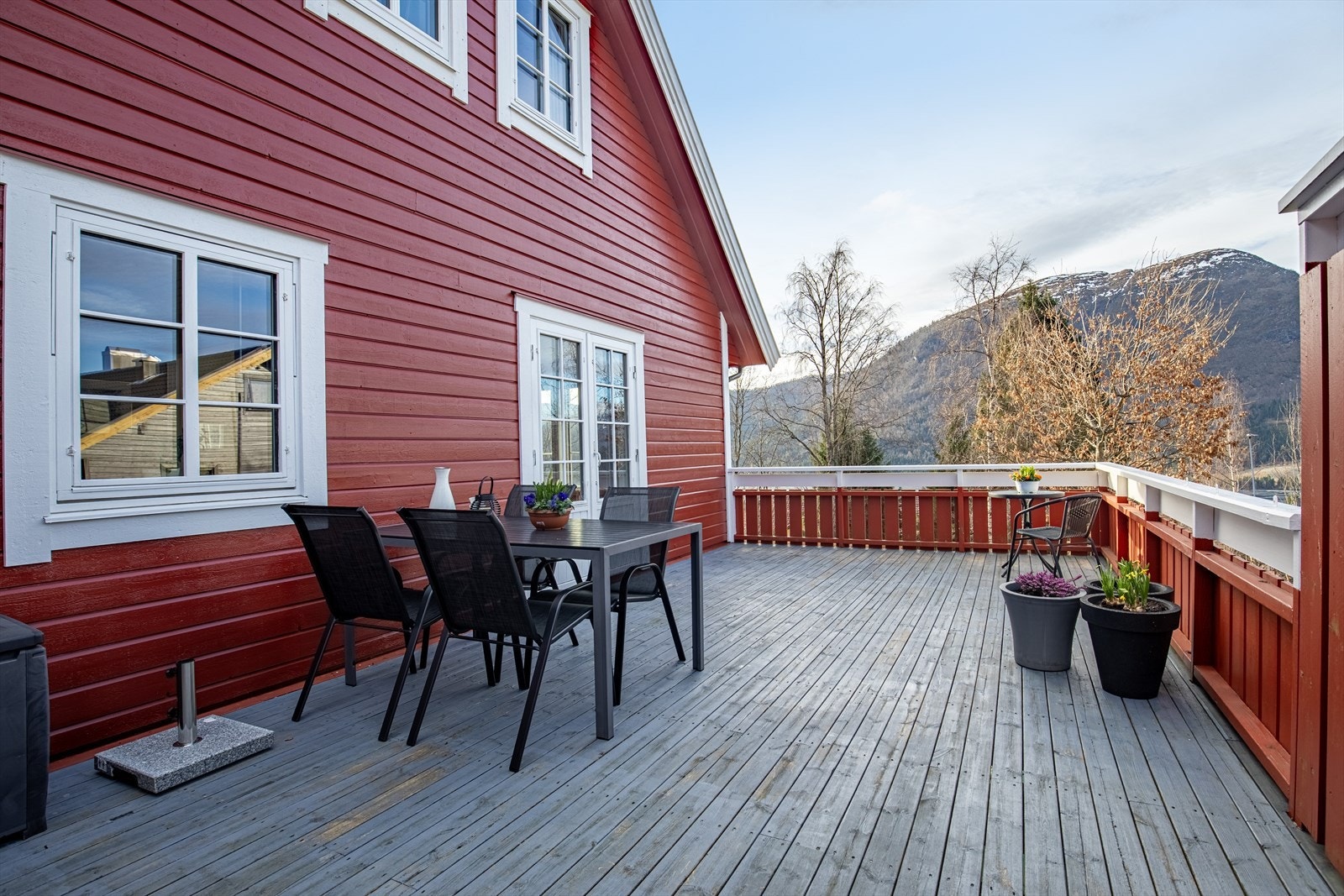 Romslig altan med gode solforhold Galleribilde