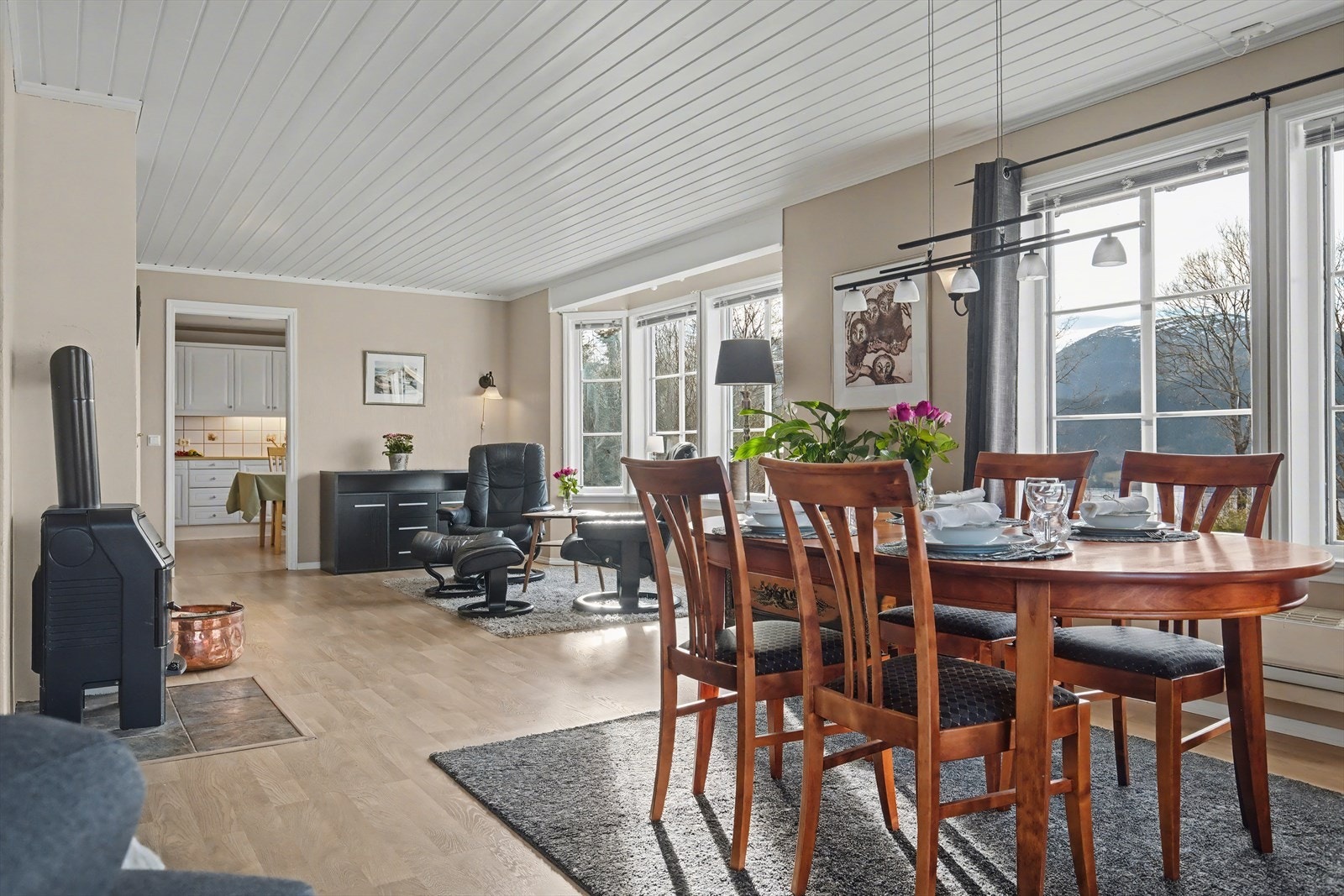 Store vinduer og lyse overflater gir godt med naturlig lys i boligen Galleribilde