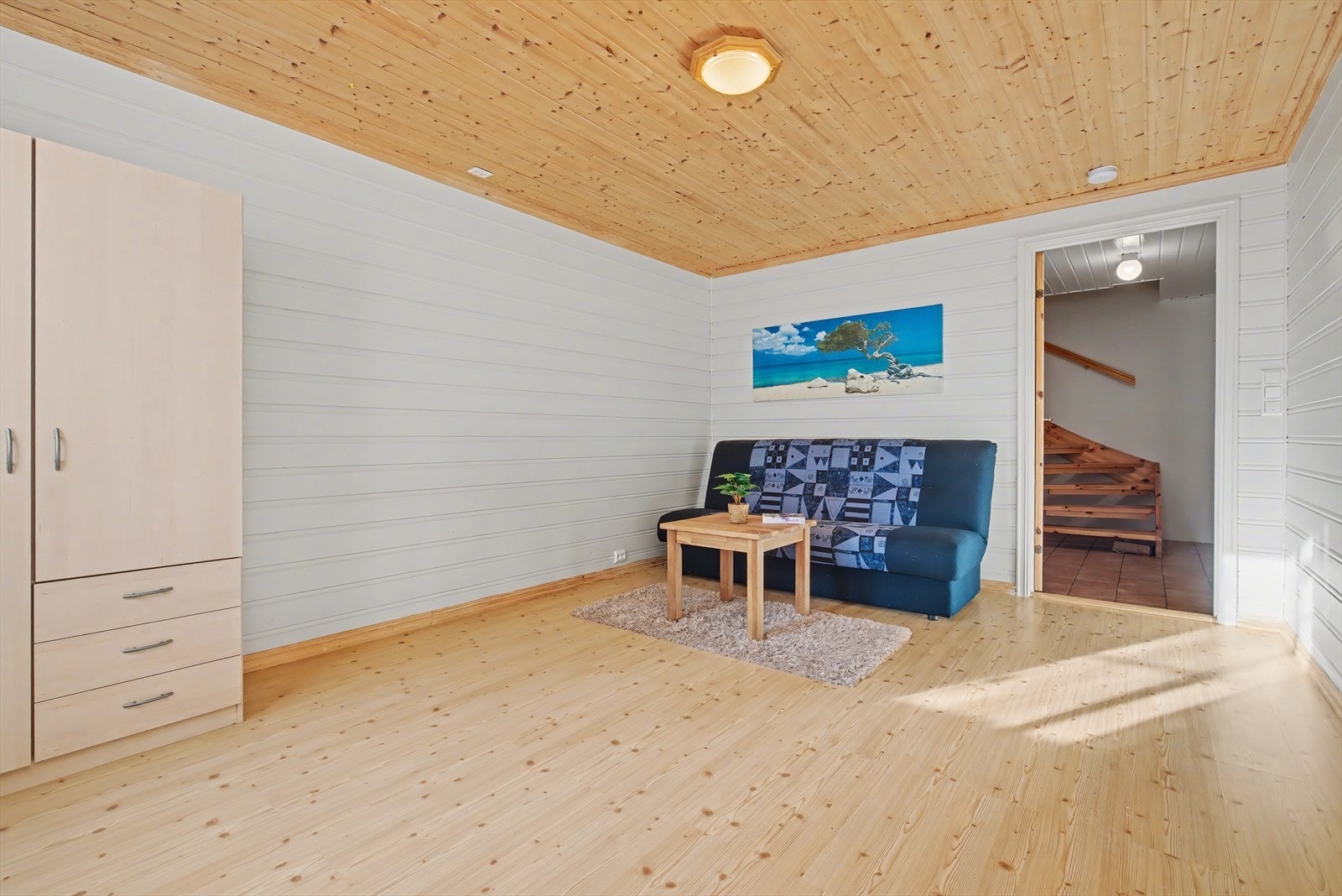 Soverom, i dag brukt som kjellerstue. Rommet har tilkomst til hagen Galleribilde