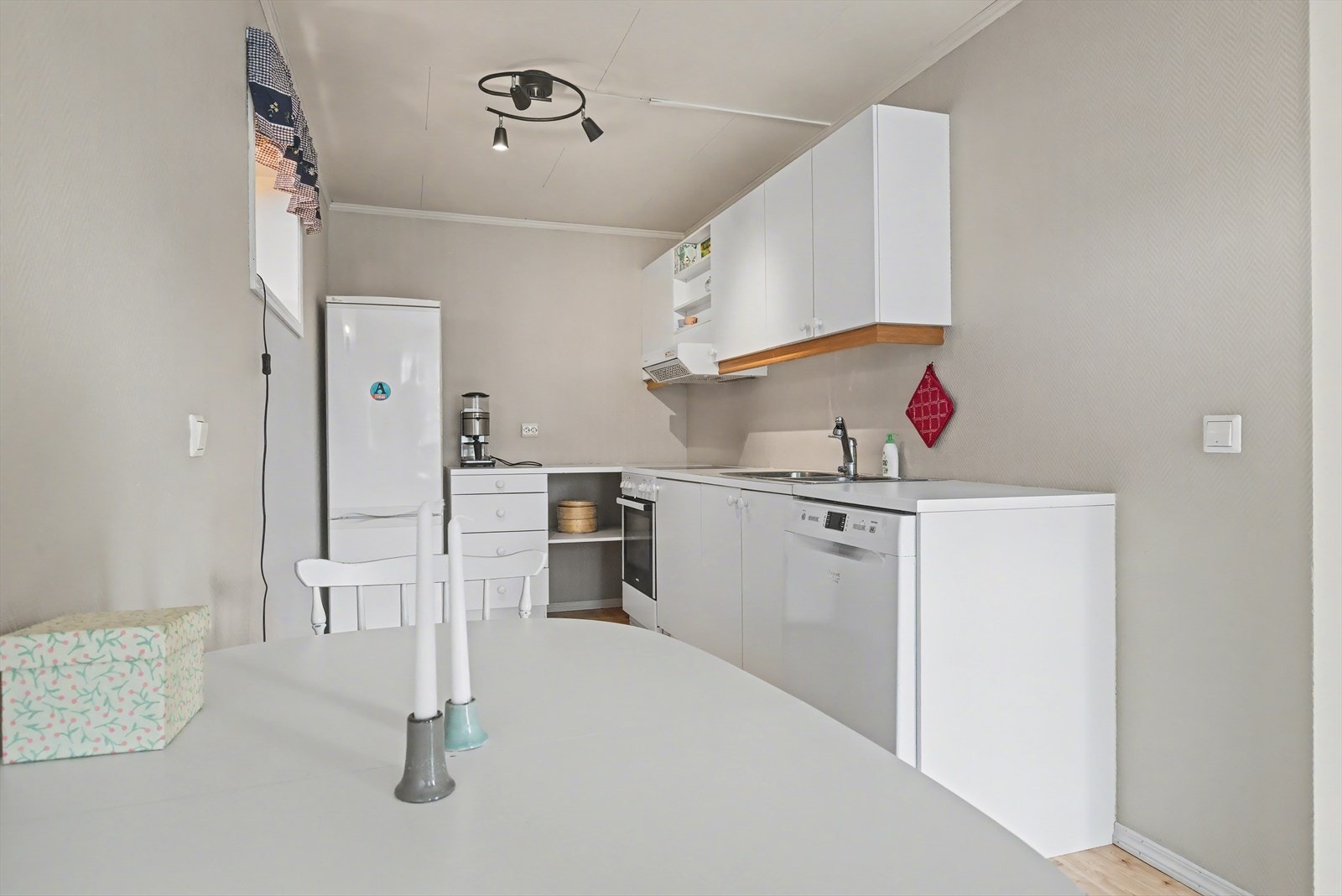 Kjøkken har åpen løsning til stue Galleribilde