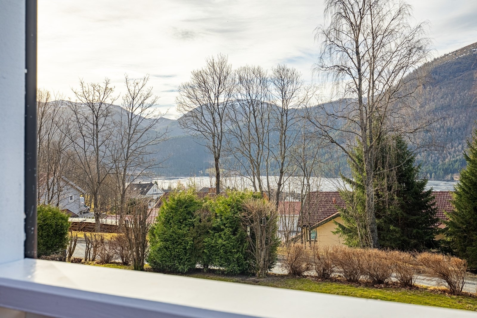 Utsikt over Rotevatnet til frukosten Galleribilde