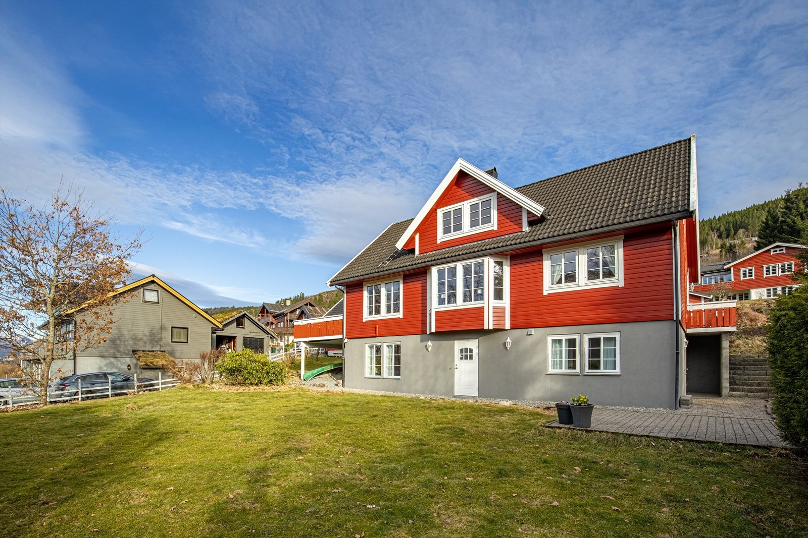 Utleiedelen er godkjent som en egen boenhet, her eget inngangsparti Galleribilde