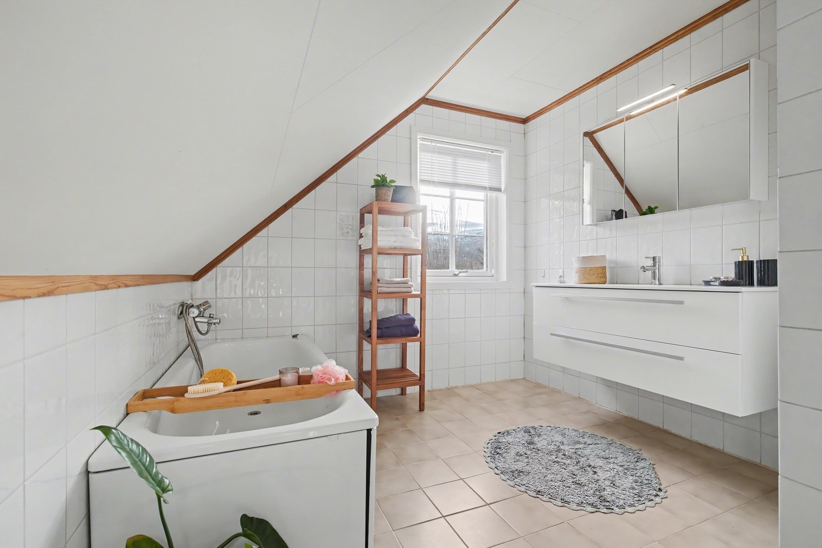 Baderom med fliser og varmekabler på gulv Galleribilde