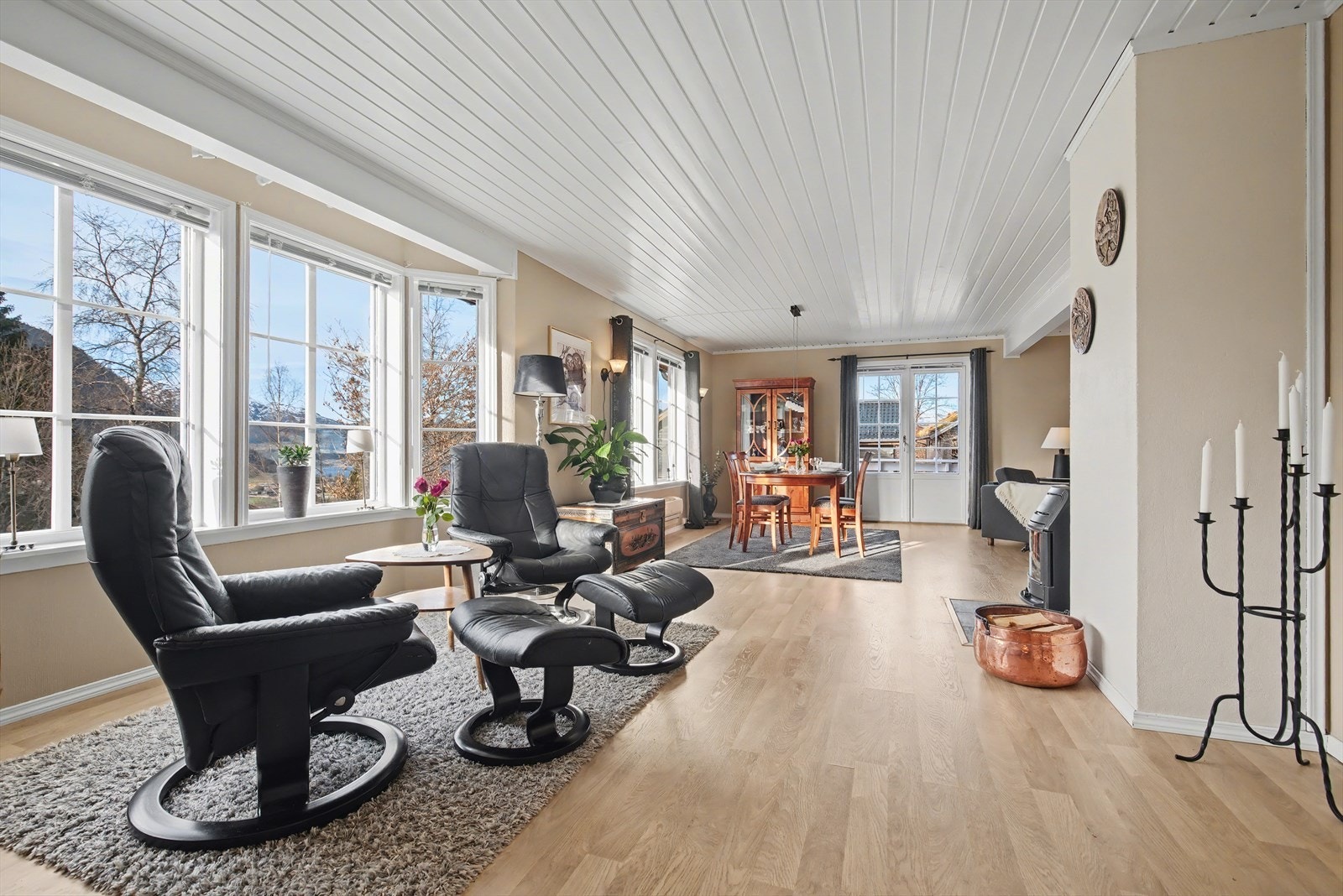 Plass for romslig spisebord Galleribilde