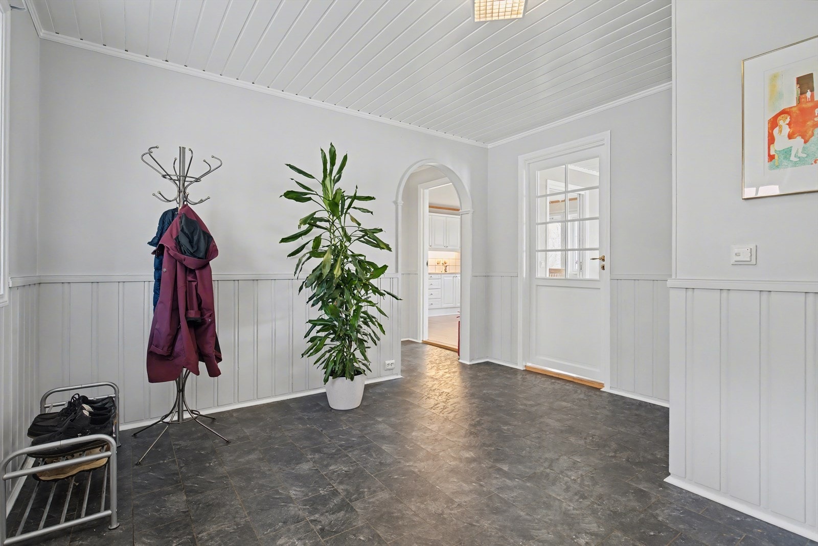 Entre med plass for garderobe Galleribilde