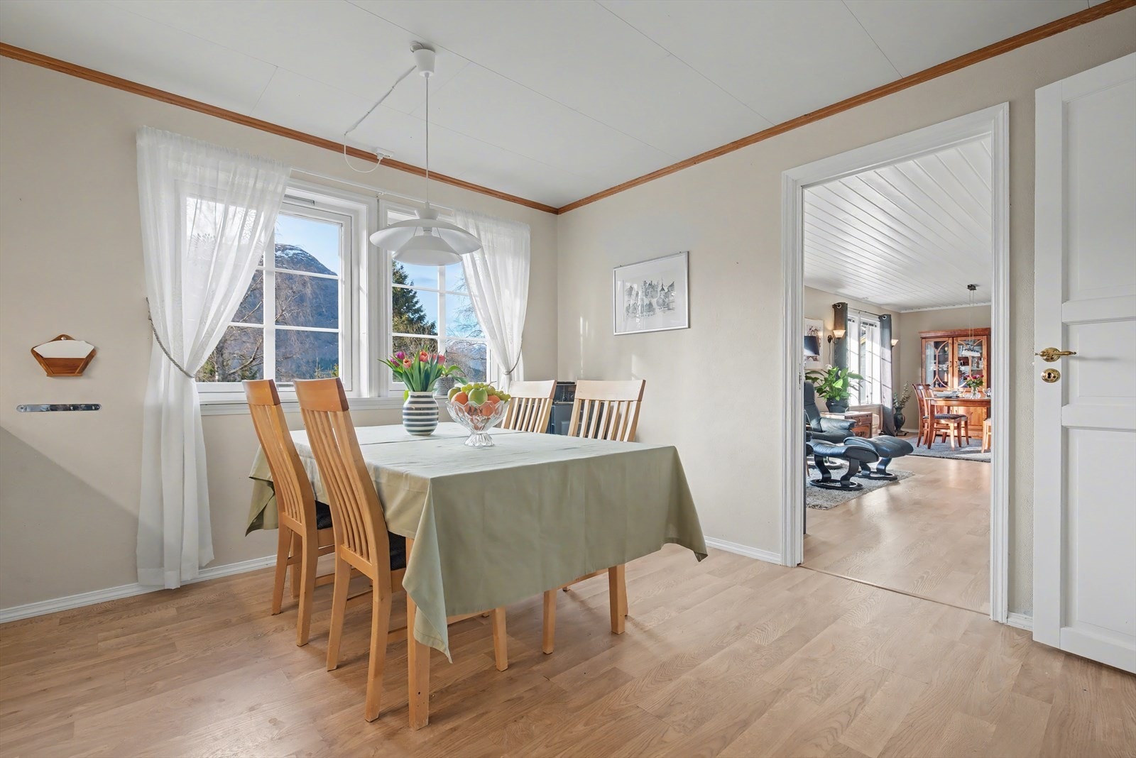 Kjøkken har god areal for frukostbord Galleribilde