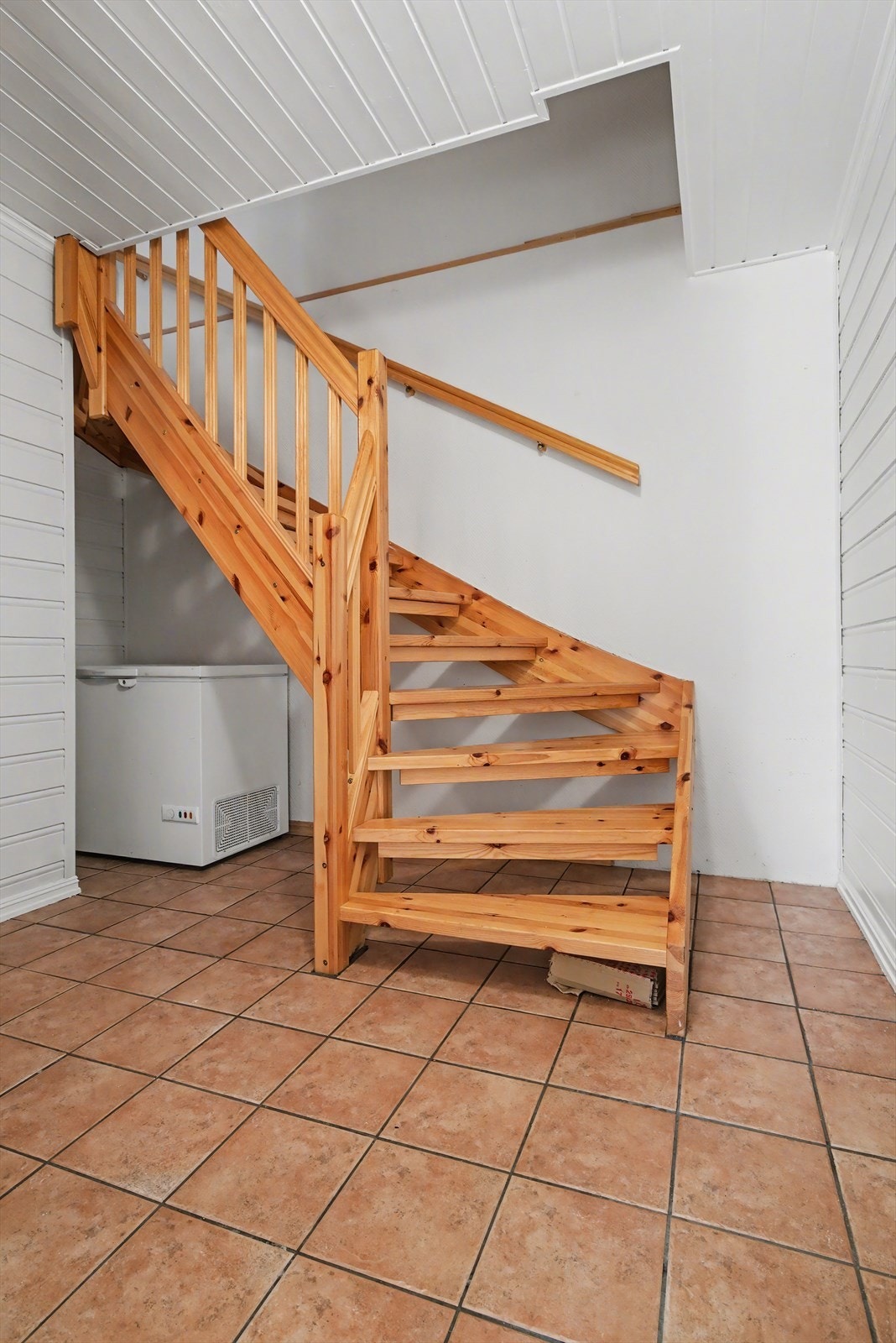 I denne etasjen finner du trapperom, bod med tekniske installasjoner og soverom Galleribilde