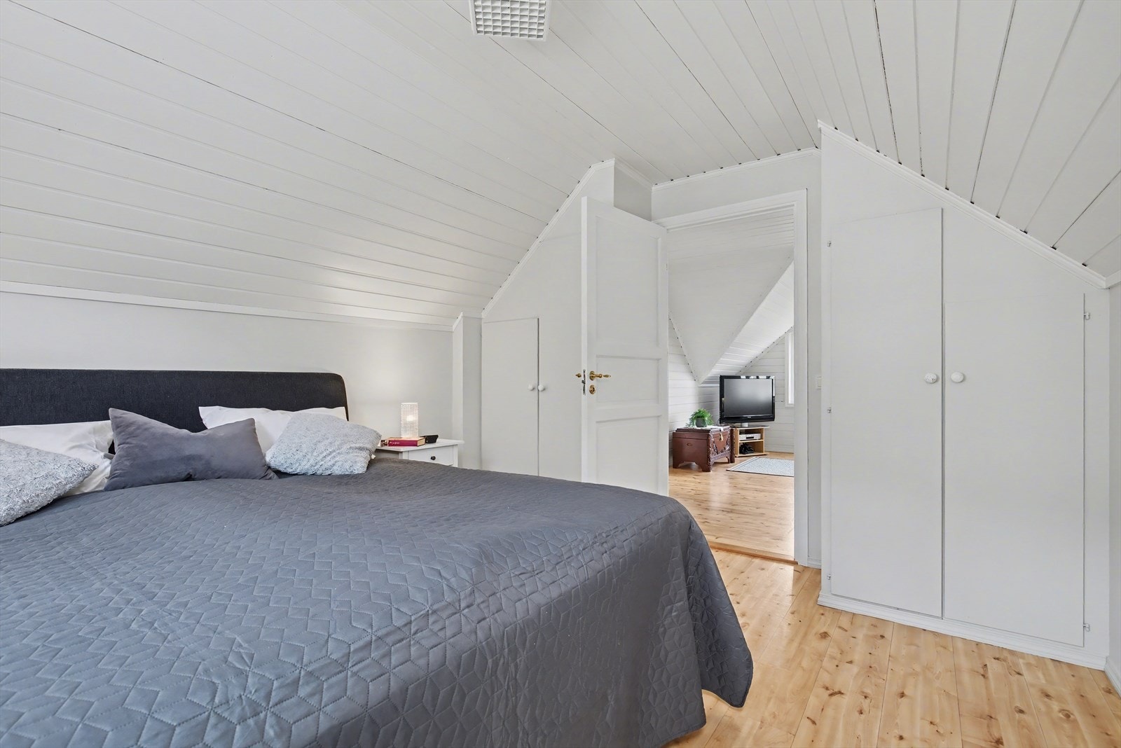 Plassbygde skap for klær Galleribilde