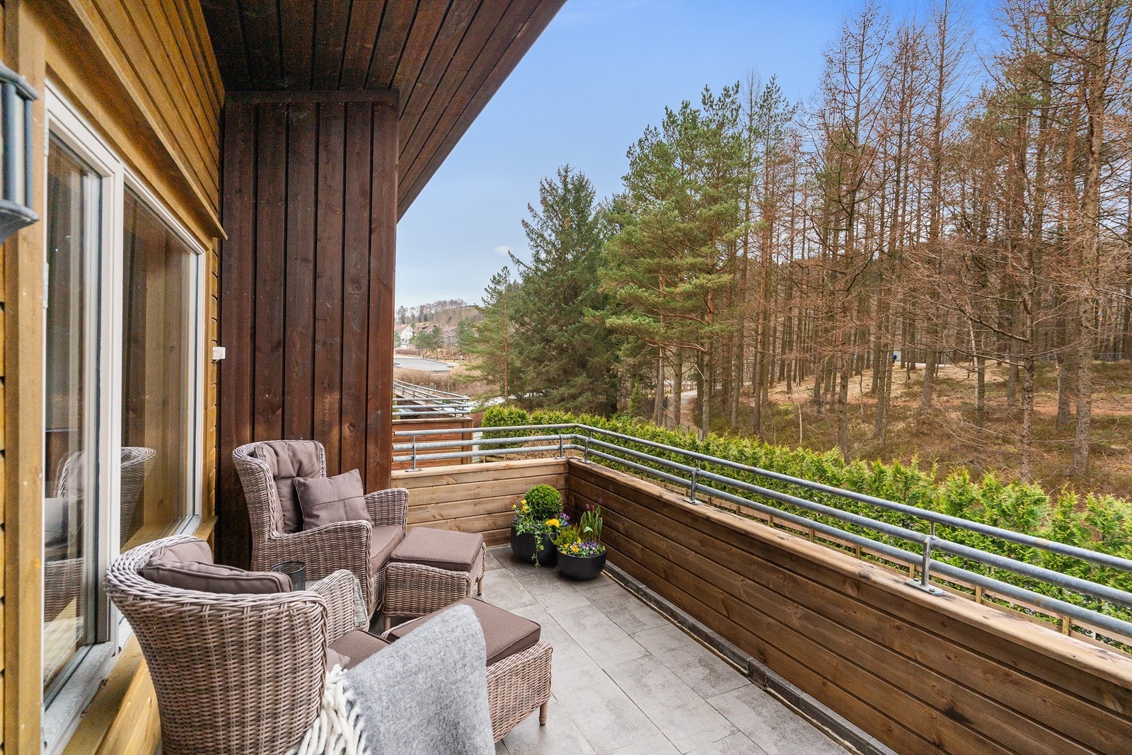 Fra stuen er det utgang til balkong med delvis overbygg. Stuevindu og balkong grenser mot friareal som gir minimalt med innsyn Galleribilde