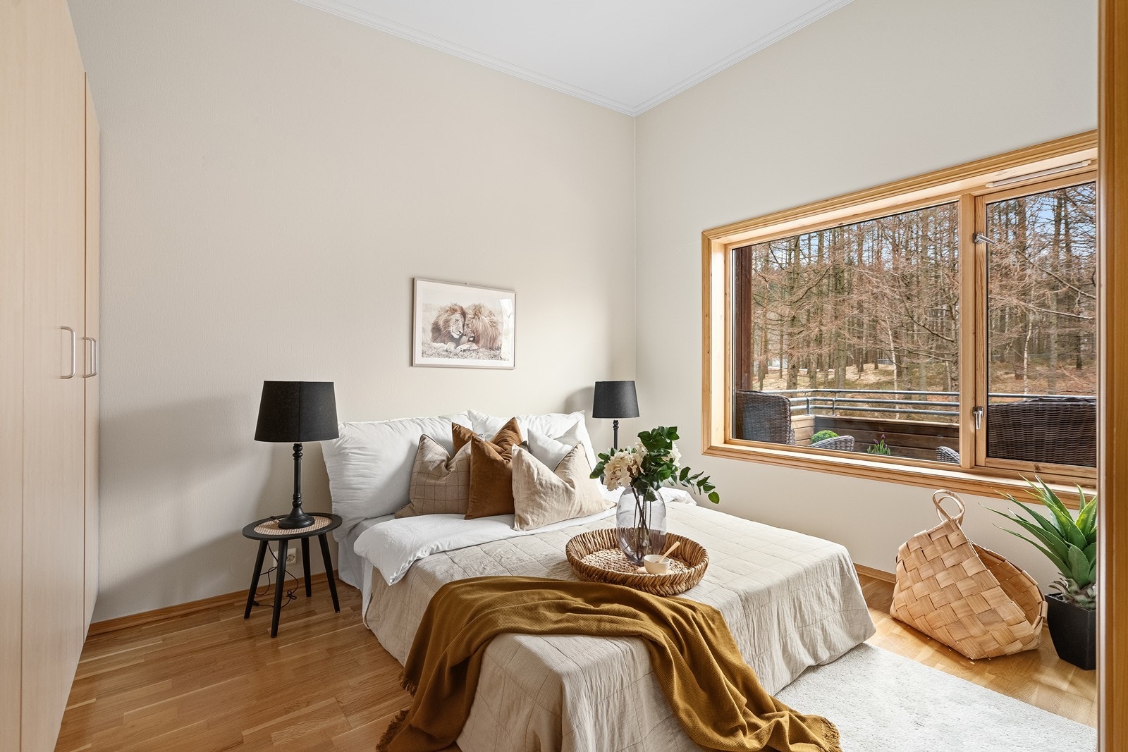 Hovedsoverom med garderobeskap som følger handel. Fra hovedsoverommet er det dør direkte inn til bad Galleribilde