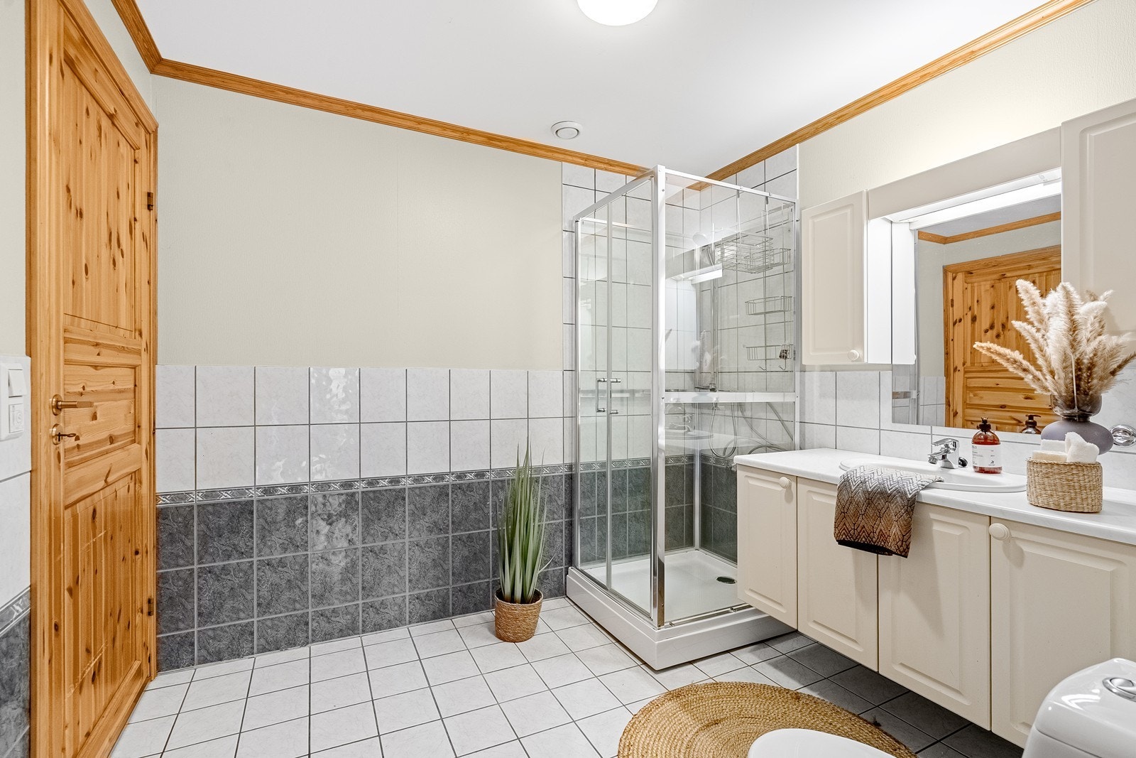 Servant med god oppbevaringsplass og dusjhjørne Galleribilde