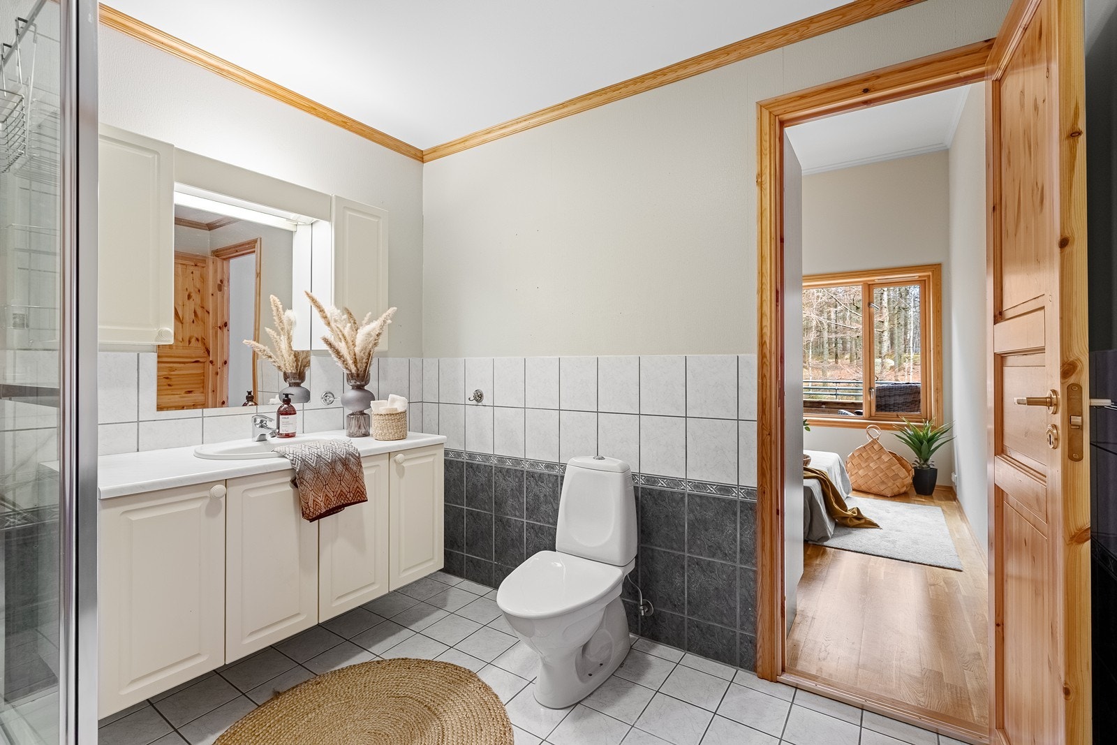 Badet har to dører, en direkte inn til hovedsoverom og en til gang Galleribilde