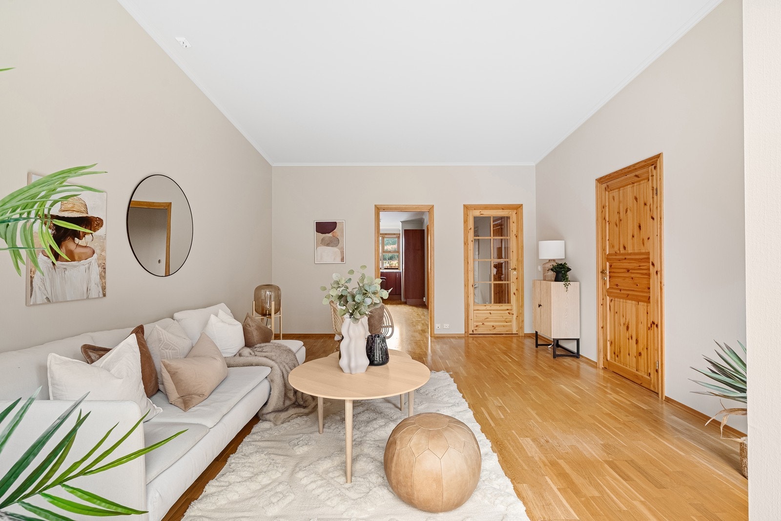 Fra stuen er det skyvedør inn til kjøkkenet som lett skiller de to rommene fra hverandre Galleribilde