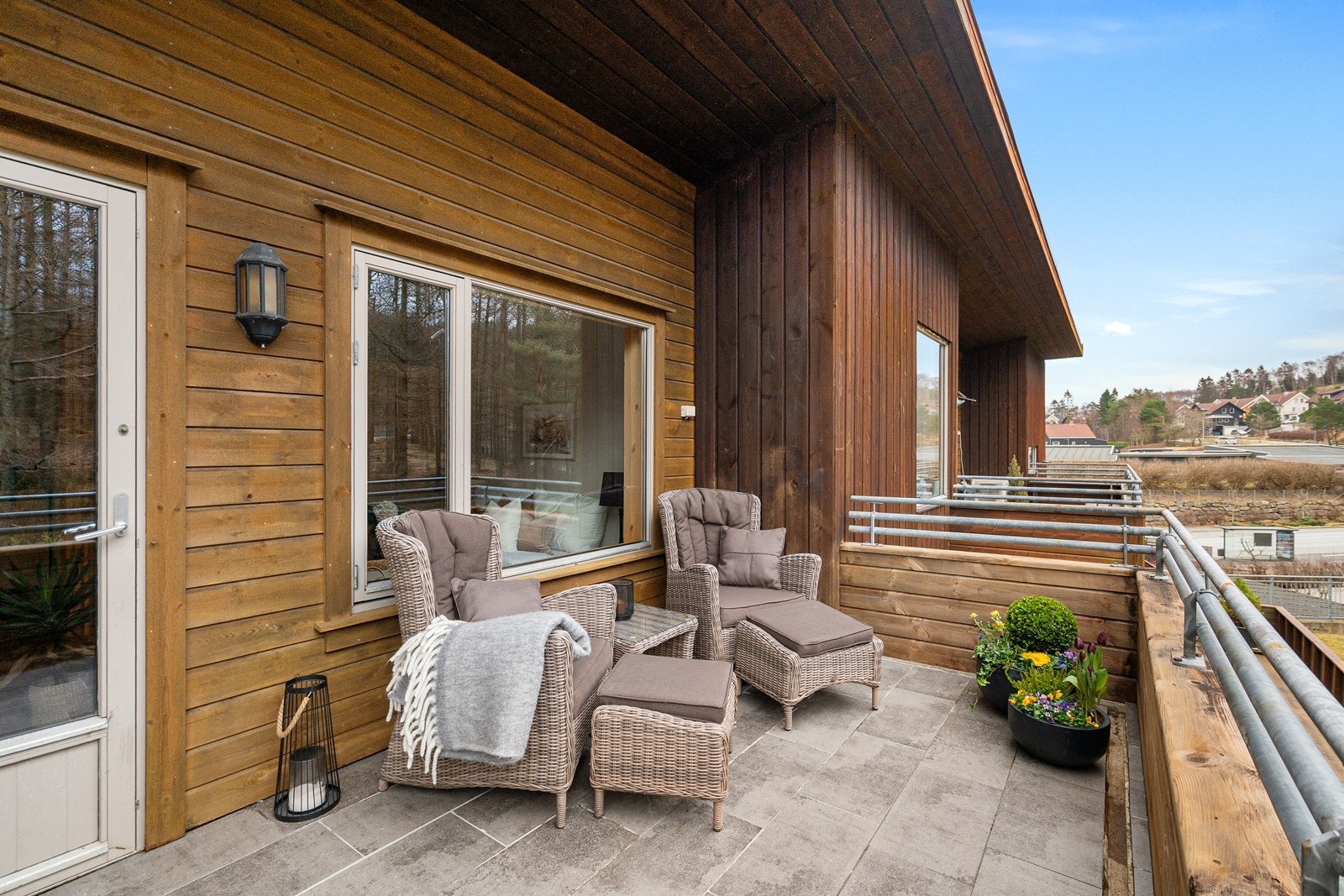 Balkong med gode solforhold. Her kan en nyte fine sommerdager- og kvelder Galleribilde