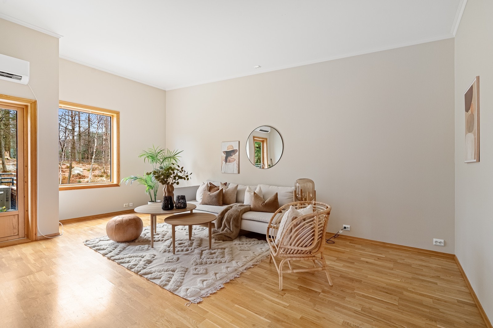 Store vinduer gir mye naturlig lys og gir god atmosfære i rommet Galleribilde