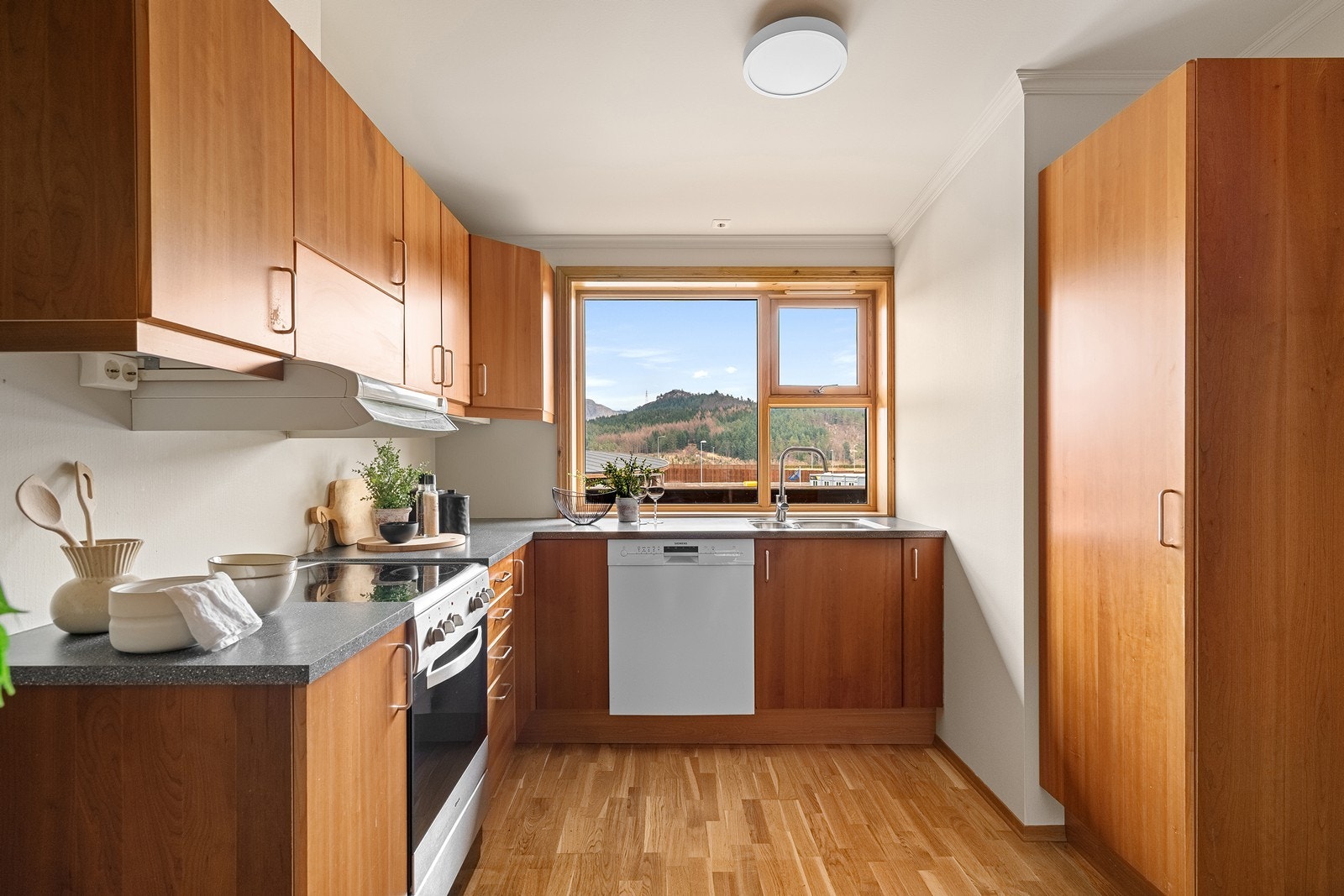 Kjøkken med god oppbevaringsplass i over- og underskap Galleribilde