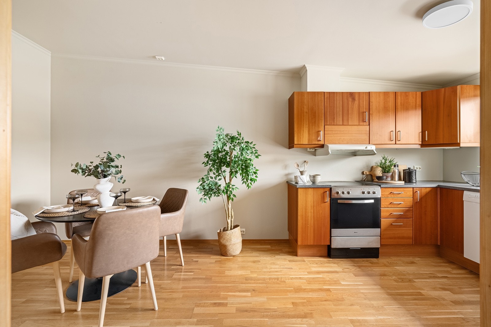 Kjøkken med god plass til spisebord Galleribilde