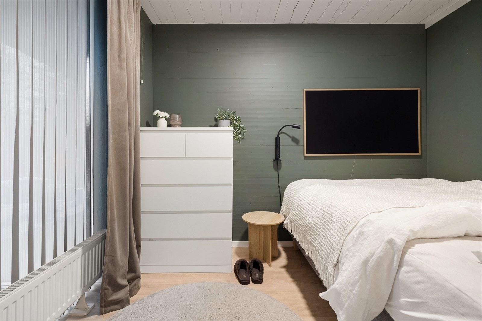 Stort vindu som trekker godt med lys inn. Galleribilde