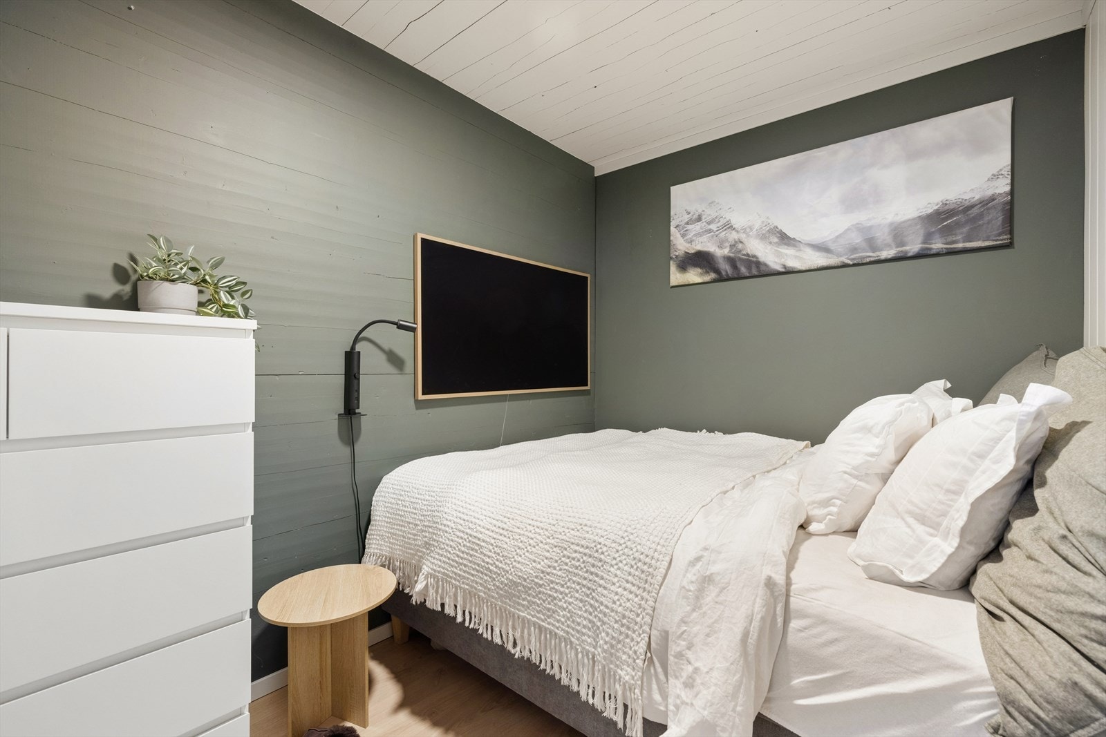 Soverommet har plass til dobbeltseng og kommode. Galleribilde