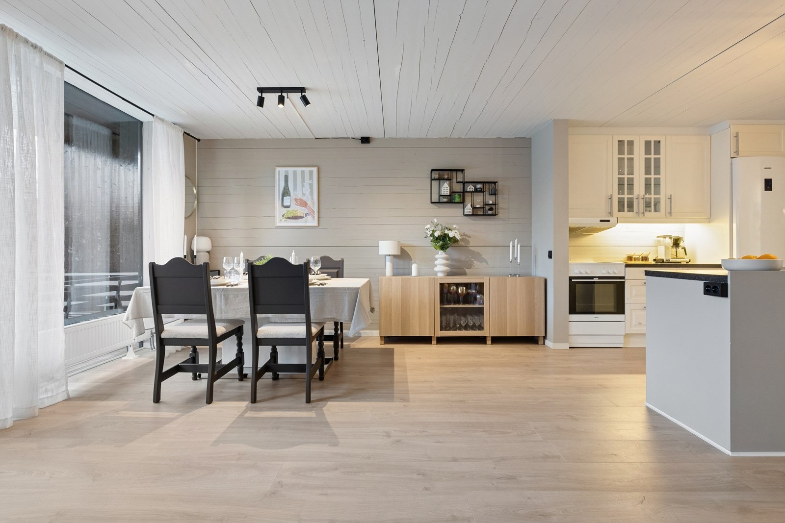 Det er rom for et stort spisebord slik at mat kan nytes sammen med familie og venner. Galleribilde