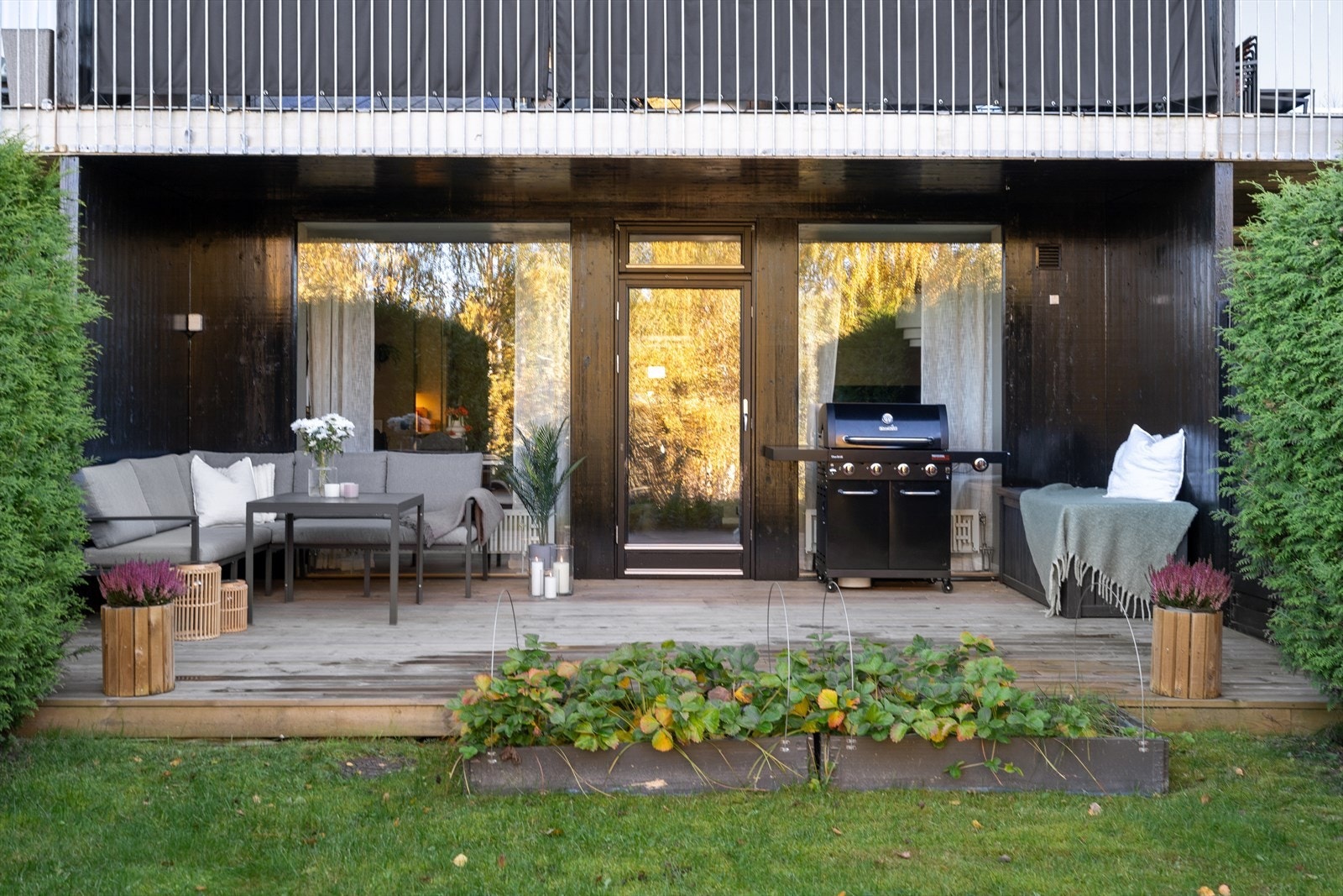 Terrassen passer perfekt når solen er fremme og grillsesongen er i gang. Galleribilde