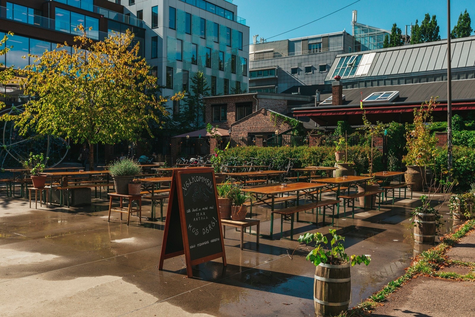 I nærheten finner du en rekke hyggelige steder for mat og drikke. Teaterplassen yrer av liv og har flere hyggelige uteserveringer, som for eksempel populære Oslo mekaniske verksted. Galleribilde