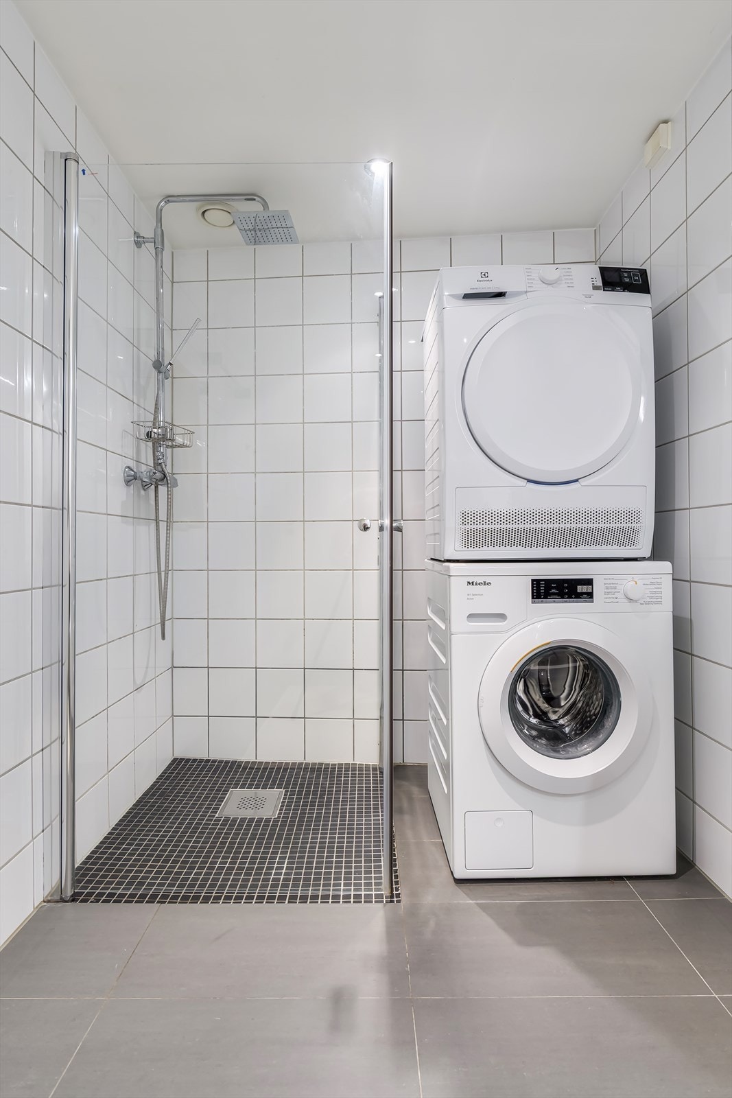 Badet har blant annet opplegg for vaskemaskin og tørketrommel. Galleribilde