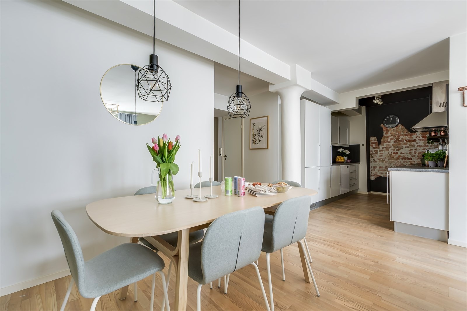 Delvis åpen stue- og kjøkkenløsning. Galleribilde