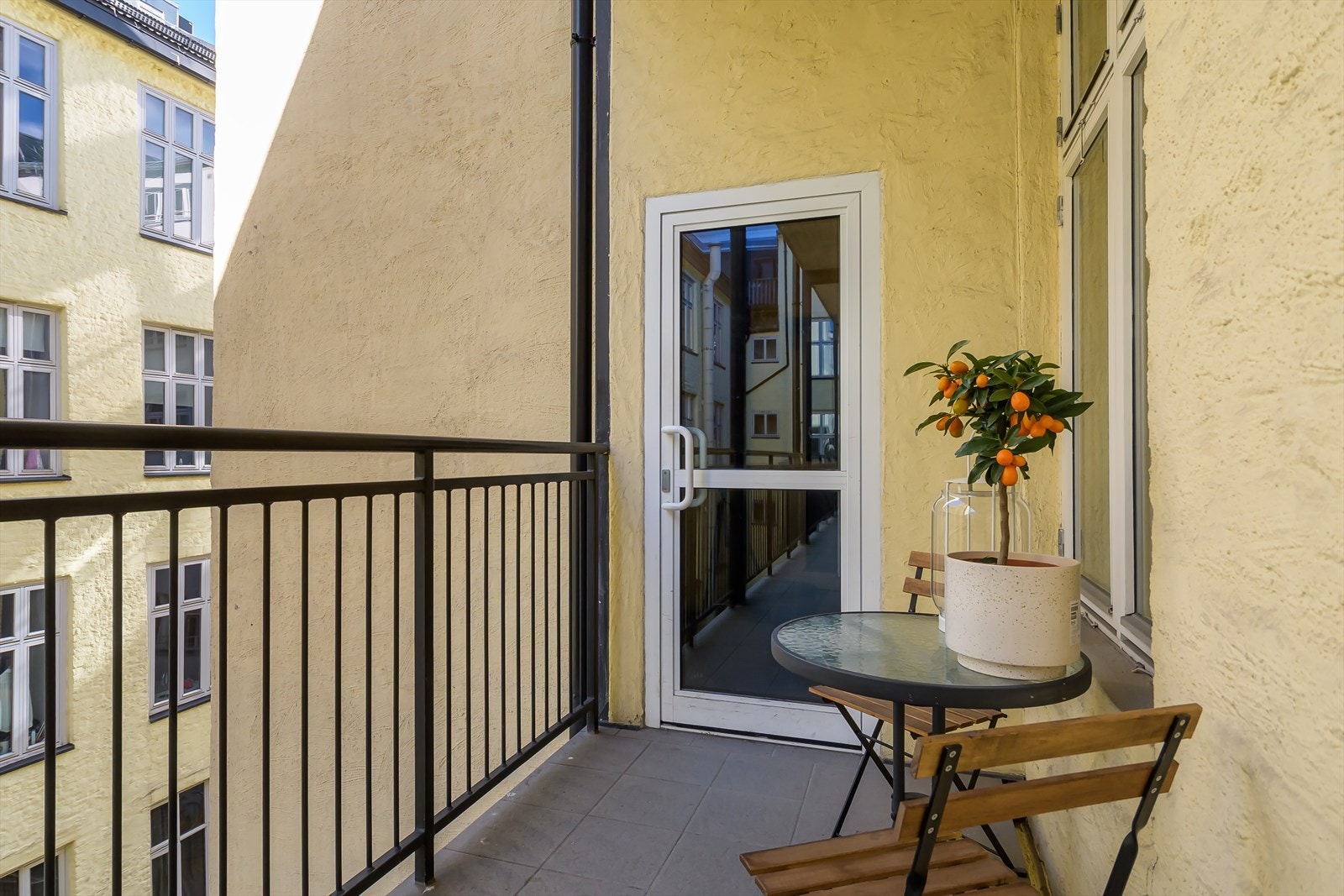 Leiligheten har uteplass i svalgang. Galleribilde