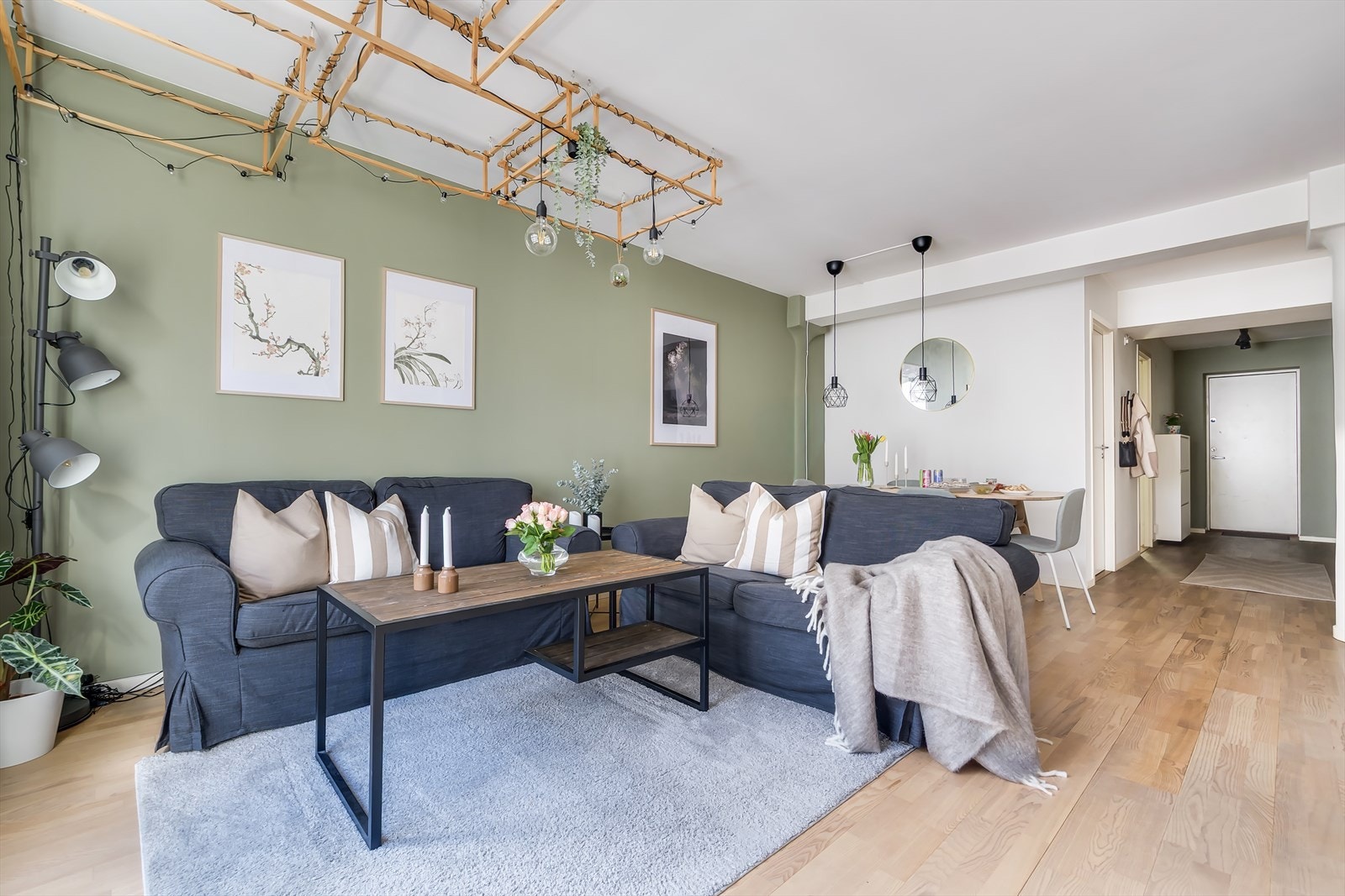 Stuen er av fin størrelse med plass til flere sittegrupper og soner. Galleribilde