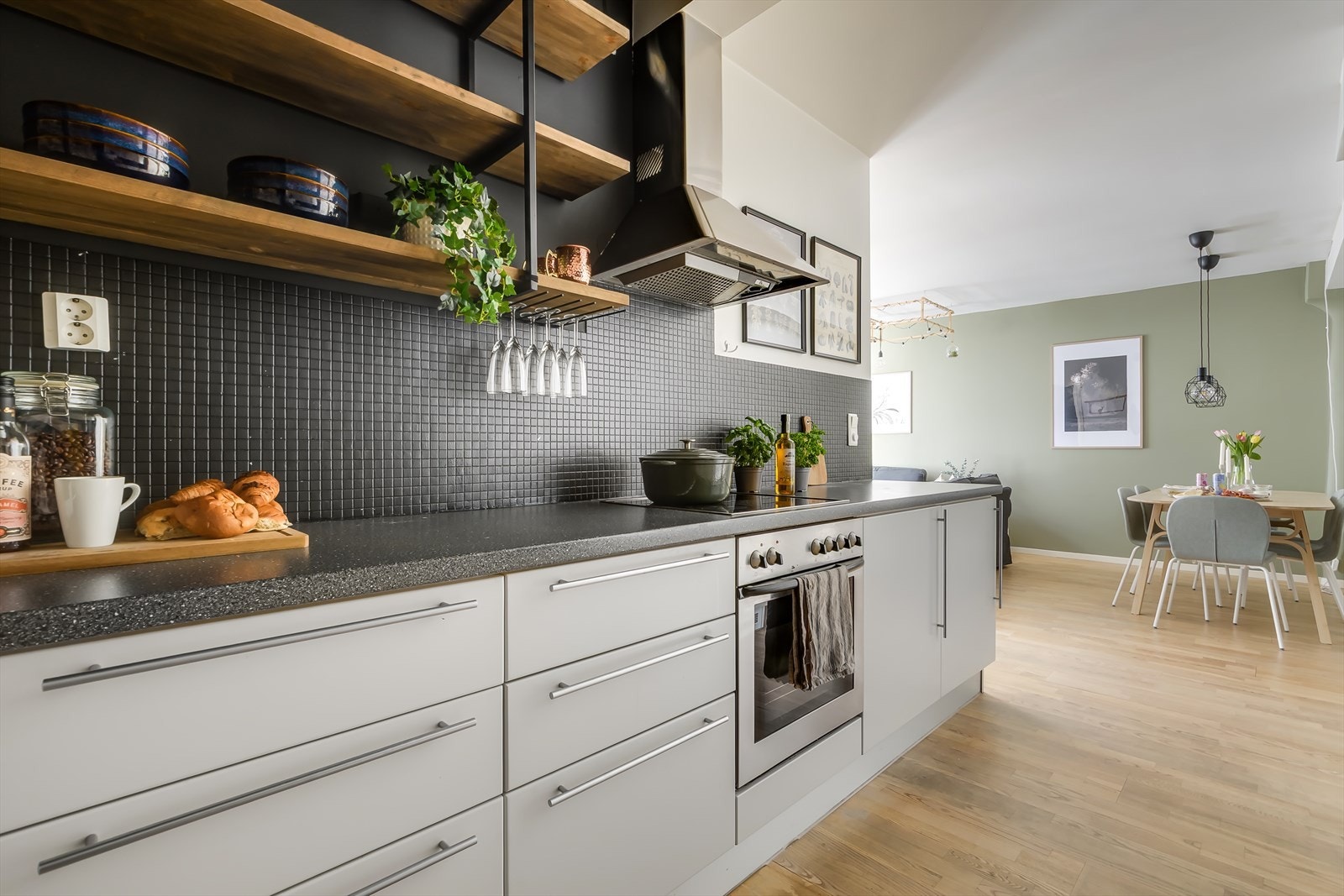 Kjøkkenet har fin detaljer og praktiske løsninger med hyllesystem. Galleribilde