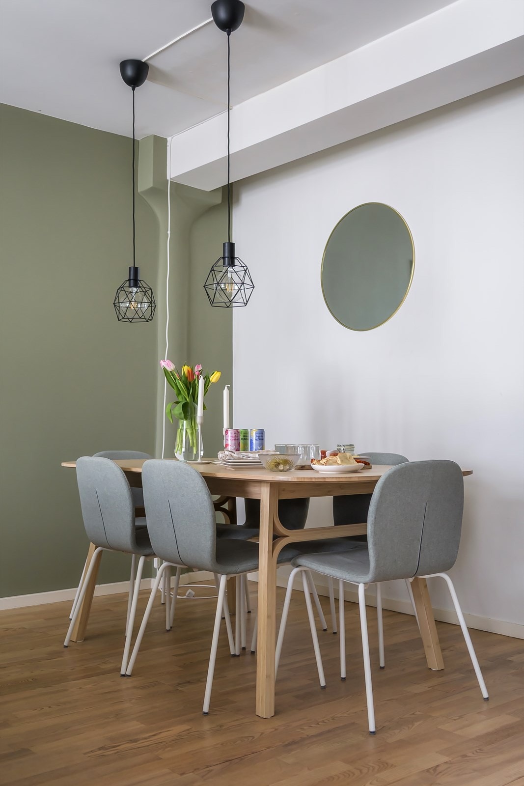 Naturlig plass til spisegruppe ved kjøkkenet. Galleribilde