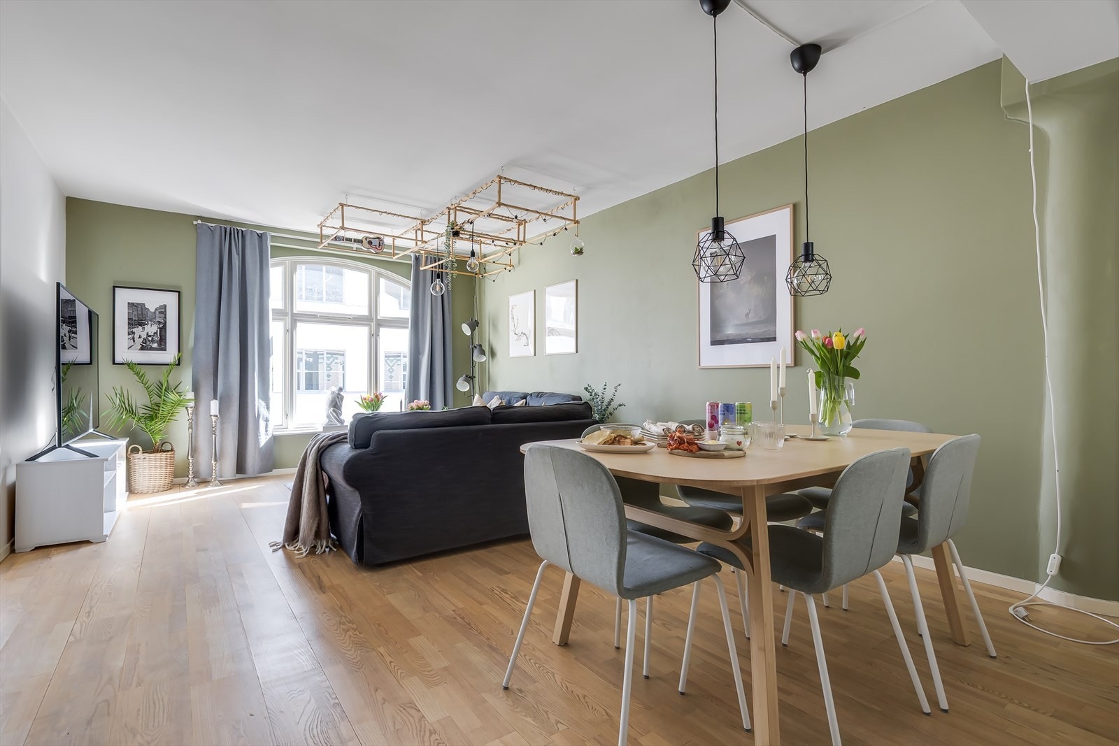 Leiligheten har en svært lys og luftig atmosfære. Galleribilde