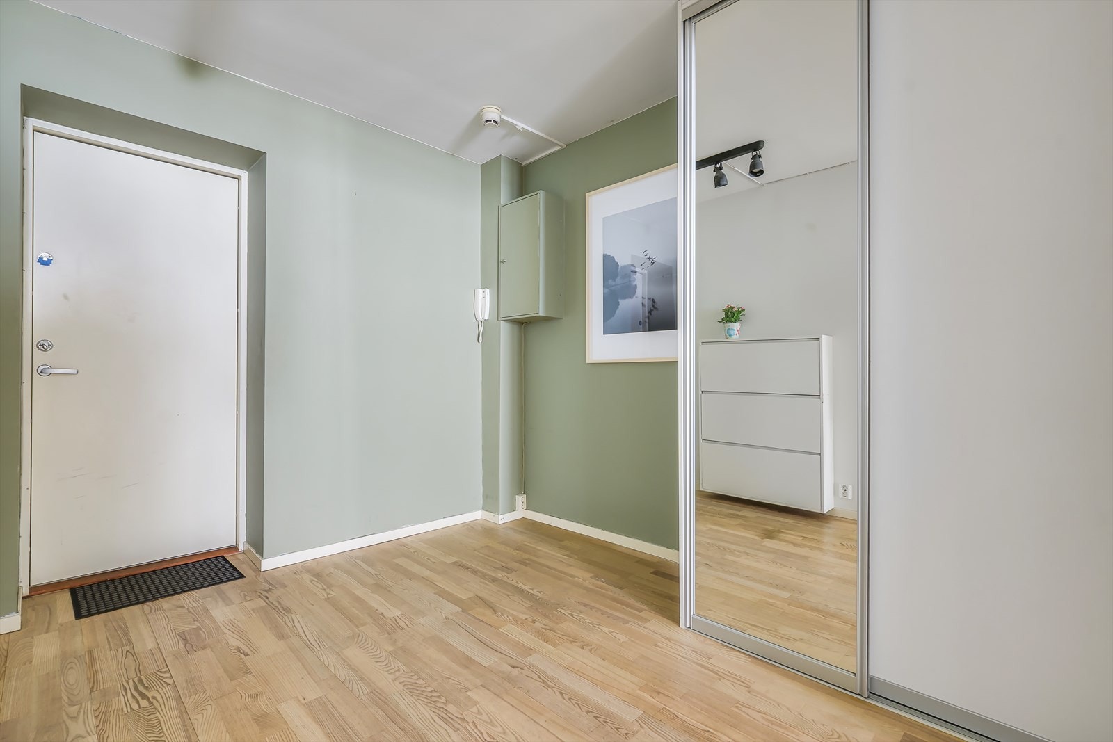 Innbydende entrè med skyvedørsgarderobe for oppbevaring av sko og yttertøy. Galleribilde