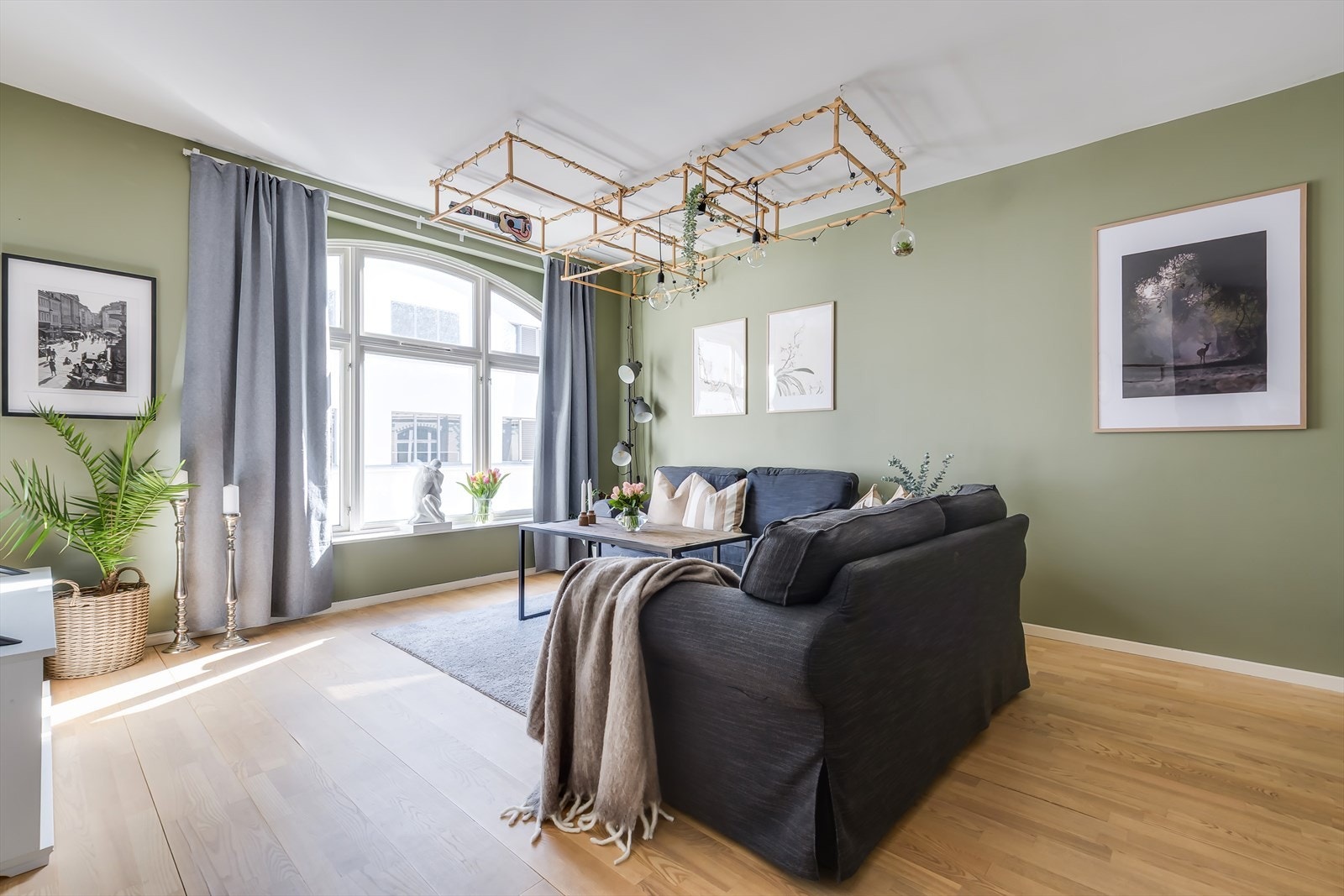 Her får du en pen, særegen og luftig 3- roms i fabrikkgård i et urbant og sentrumsnært område. Galleribilde