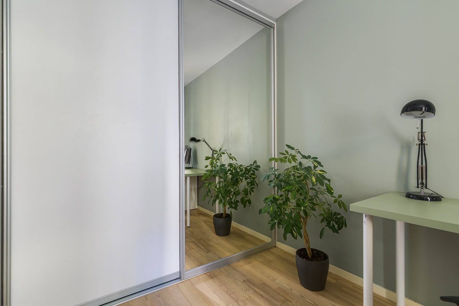 Her er det også innredet med skyvedørsgarderobe for oppbevaring, Galleribilde