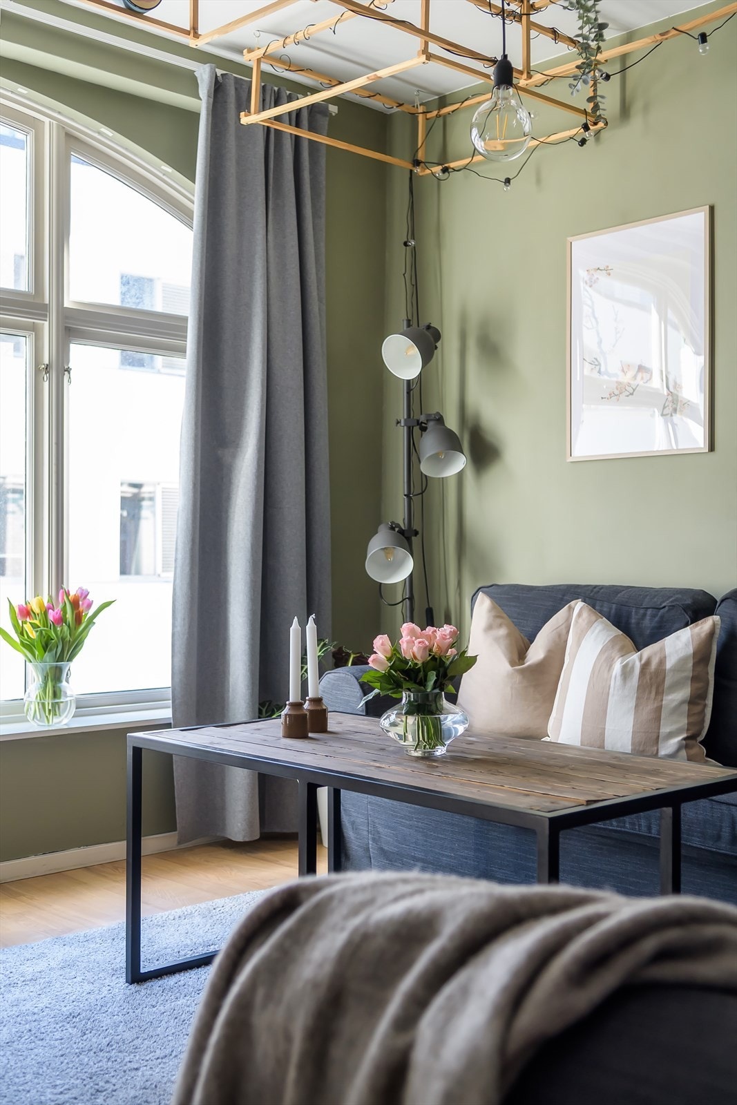 Store vinduer fra fabrikktiden gir rikelig med naturlig lysinnslipp. Galleribilde