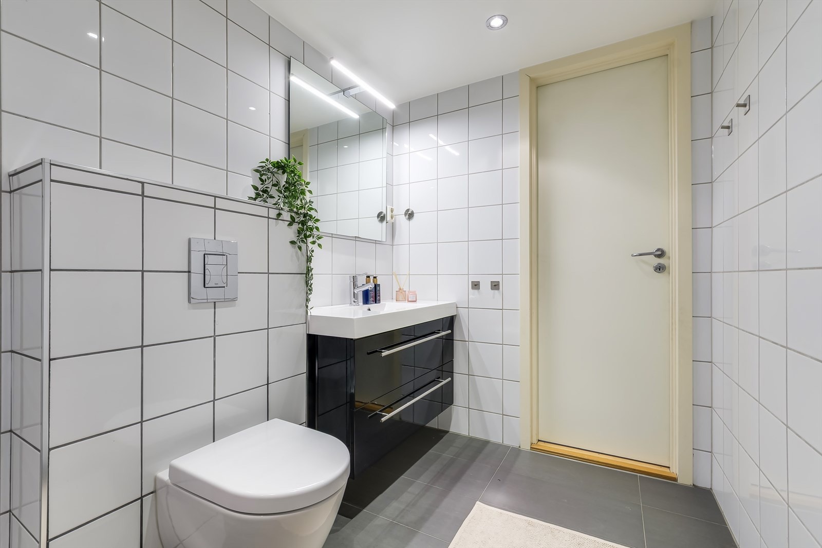 Her får du varmekabler i gulv, servant med innredning, klosett og praktisk dusjhjørne med innfellbare dusjdører. Galleribilde