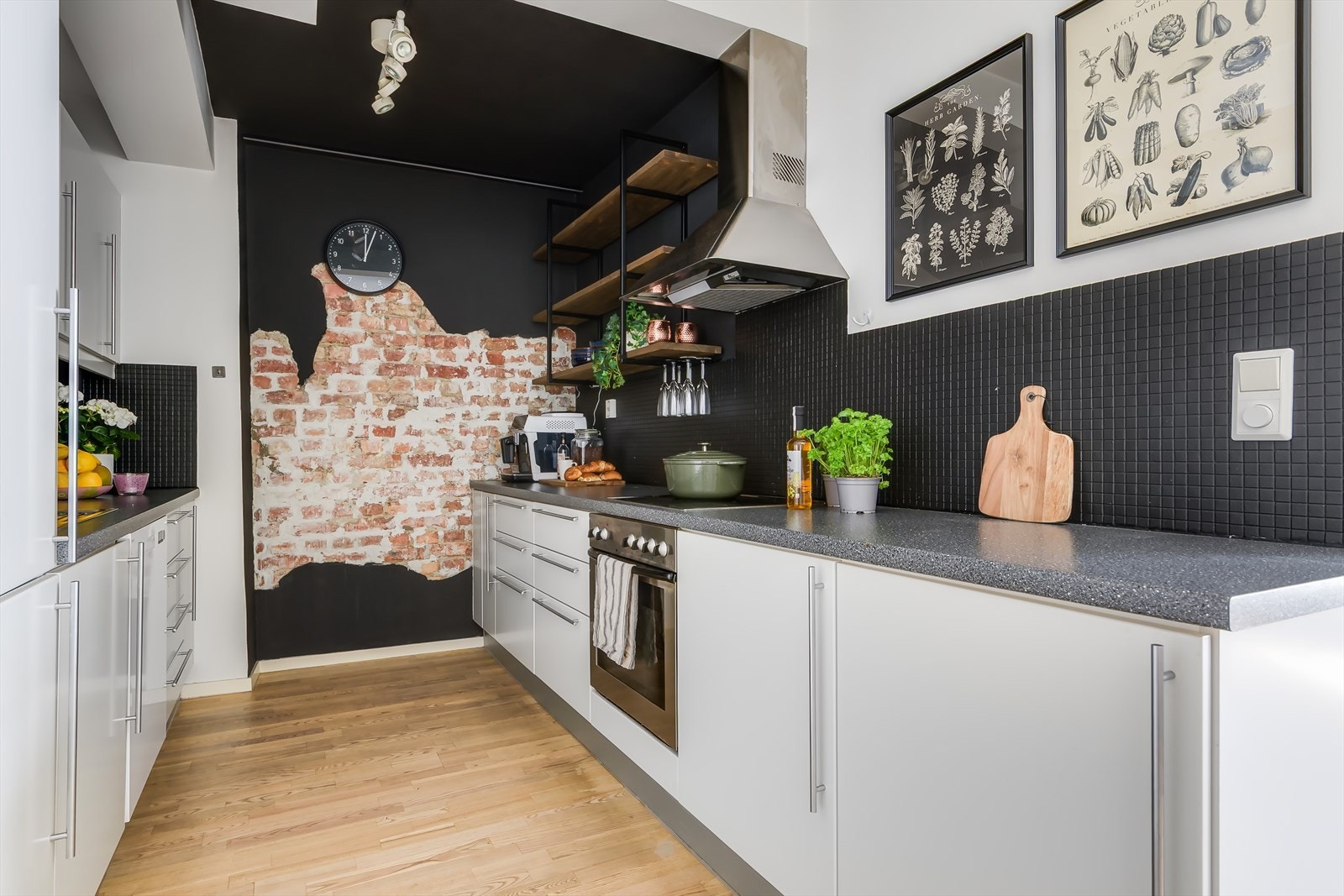 Kjøkkenet er av god størrelse med mye skap- og benkeplass. Galleribilde