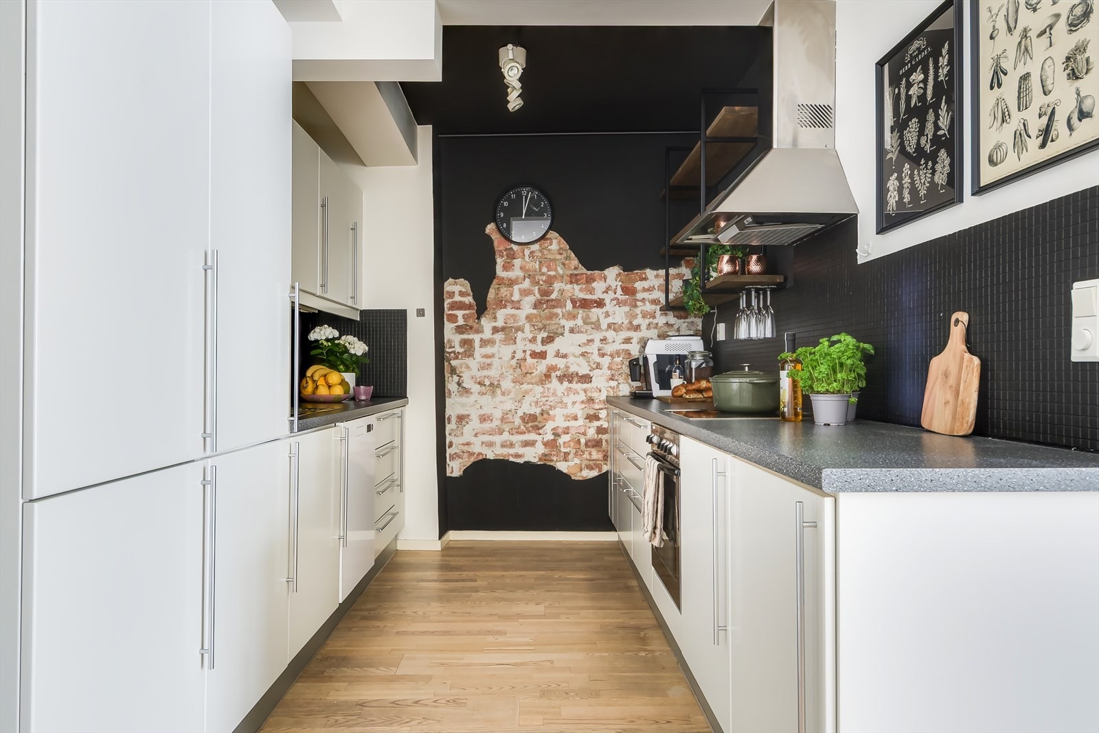 Tidløst kjøkken med alt av hvitevarer integrert. Galleribilde