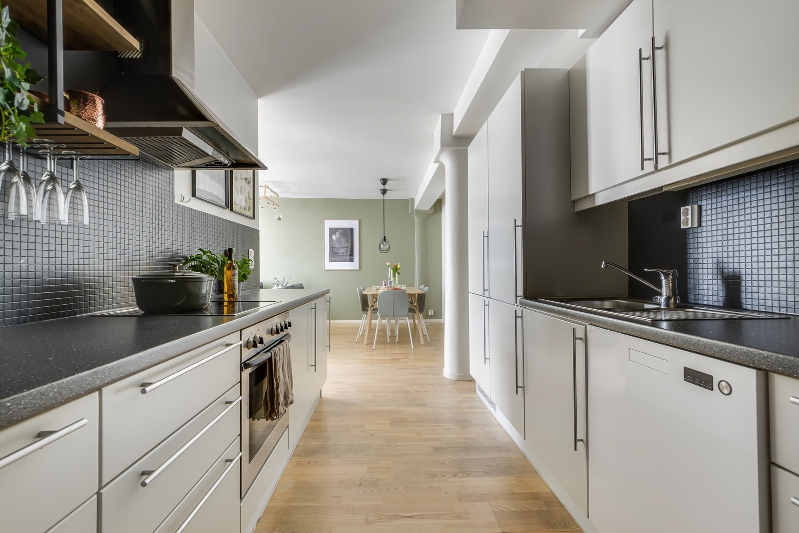 Integrerte hvitevarer som kjøleskap med fryser, komfyr, keramisk topp og oppvaskmaskin. Galleribilde