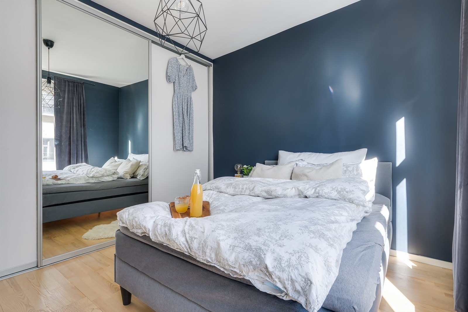 Praktisk skyvedørsgarderobe med mye oppbevaringsplass. Galleribilde