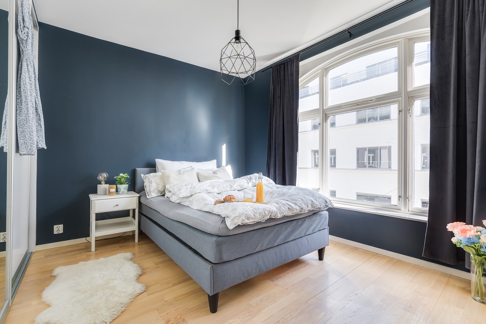 Hovedsoverommet er av meget god størrelse med plass til stor dobbeltseng med tilhørende nattbord. Galleribilde